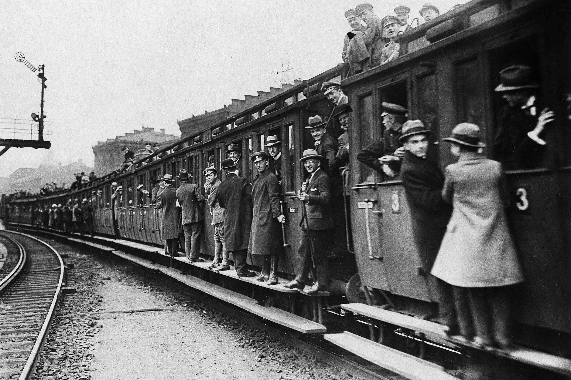 Berlin während des Verkehrsstreiks 1919: Männer als Trittbrettfahrer an einem Zug der Stadtbahn.