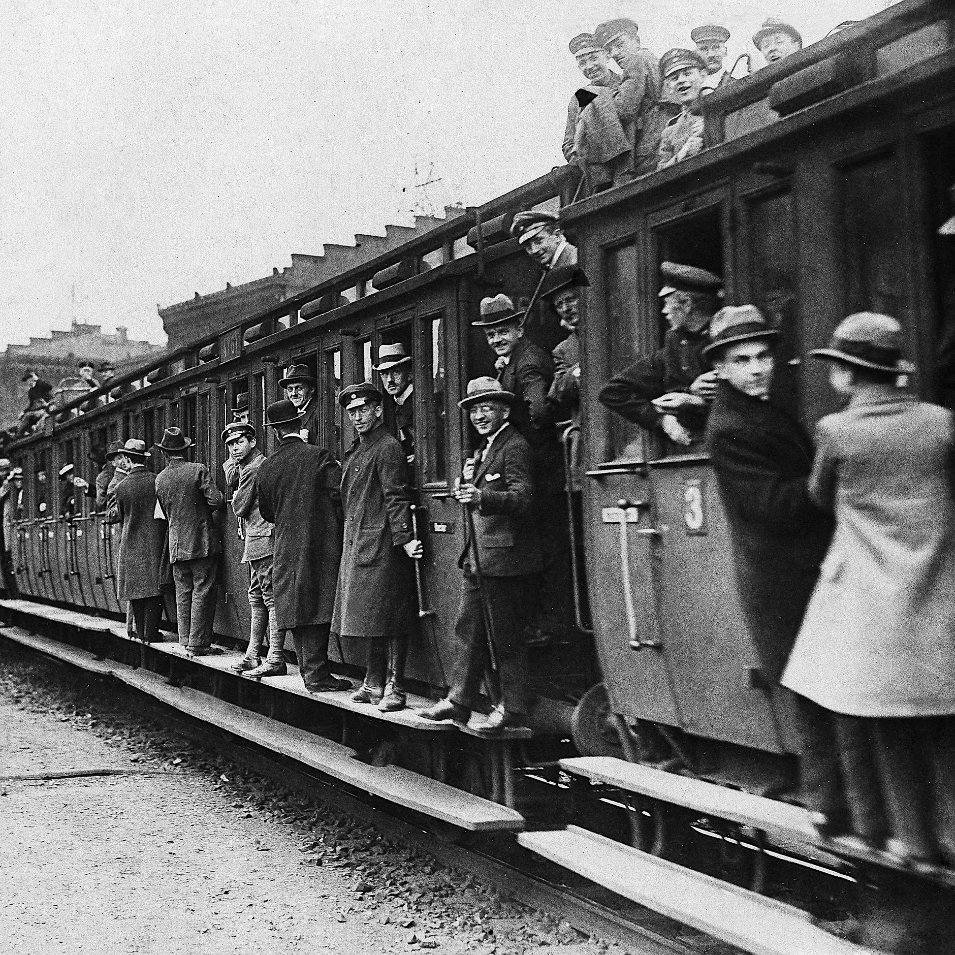 Zugunglück mit 45 Toten: Wie ein Unfall auf der Ringbahn Berlin erschütterte