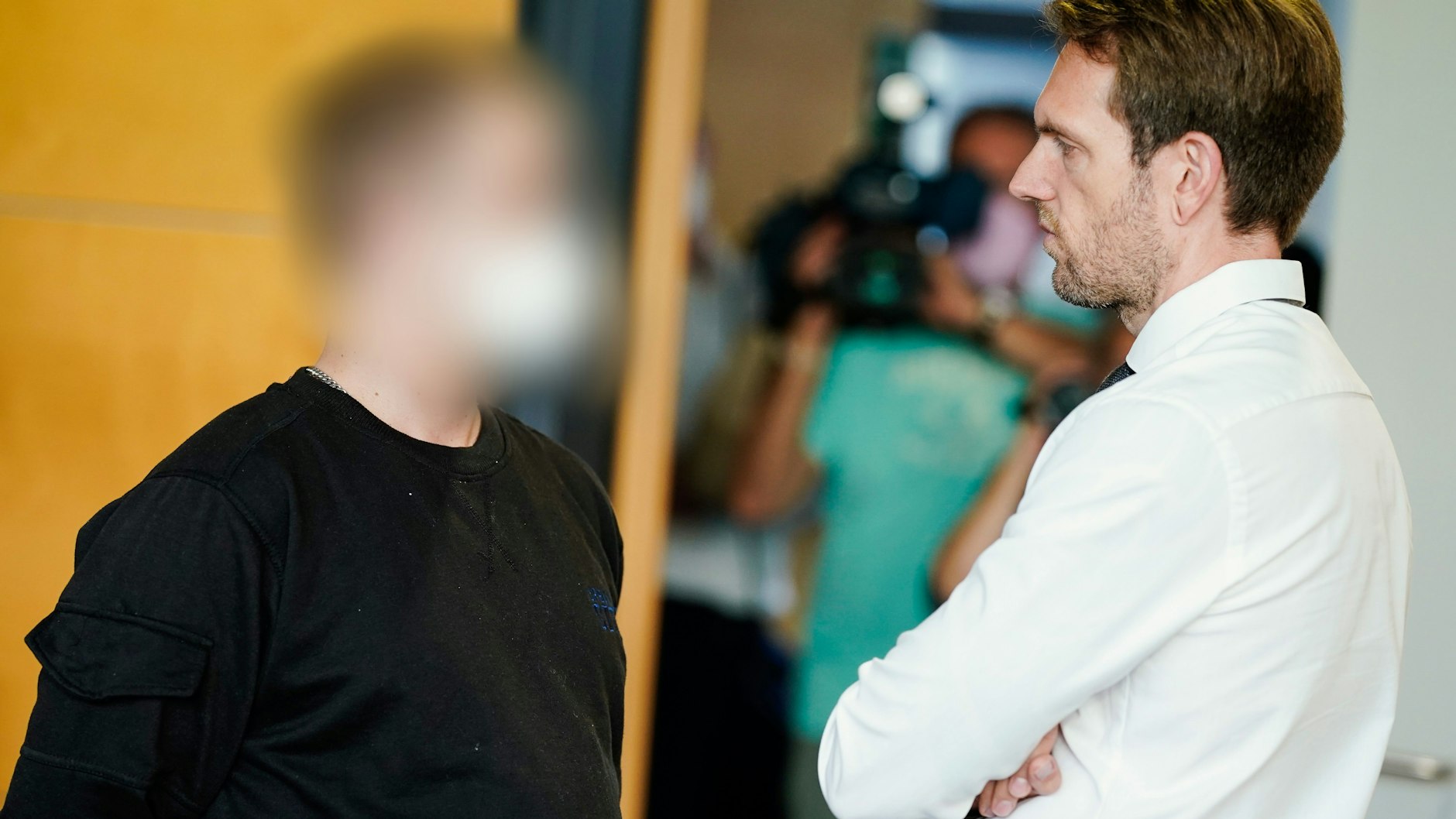 Der Angeklagte Florian V. (33) spricht im im Landgericht Kaiserslautern mit seinem Anwalt Thomas Will. Ihm wird unter anderem Strafvereitelung vorgeworfen.