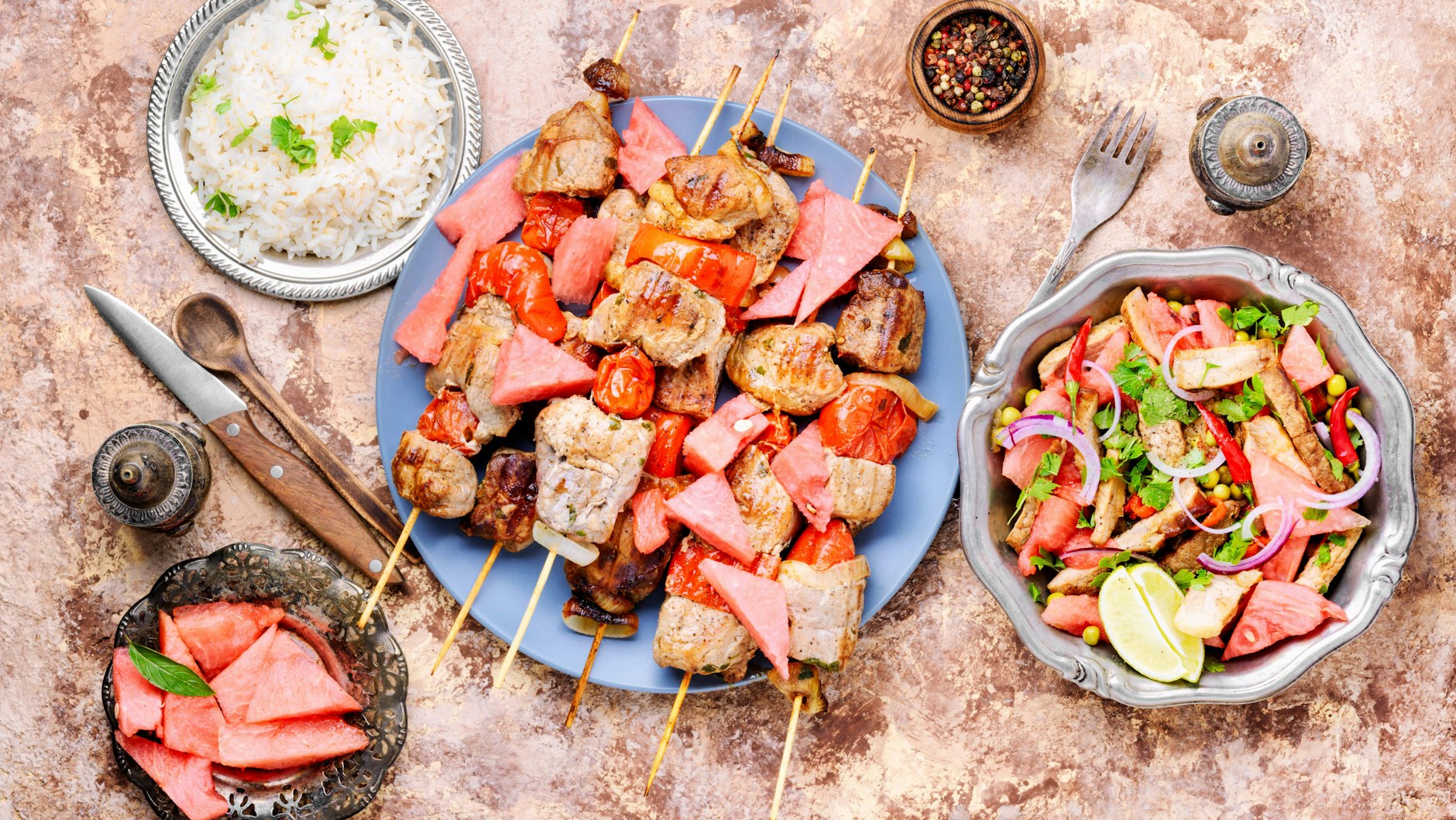 Zum Schaschlik passt ein frischer Salat - aber auch verschiedene Dips können gereicht werden.