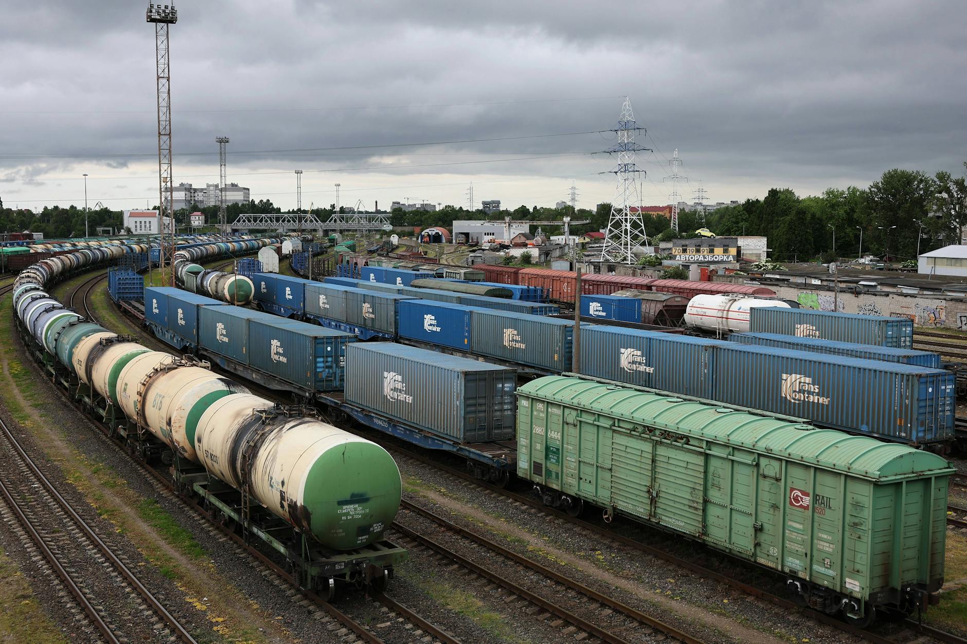 Güterzüge stehen am Bahnhof Kaliningrad Sortirovochny.