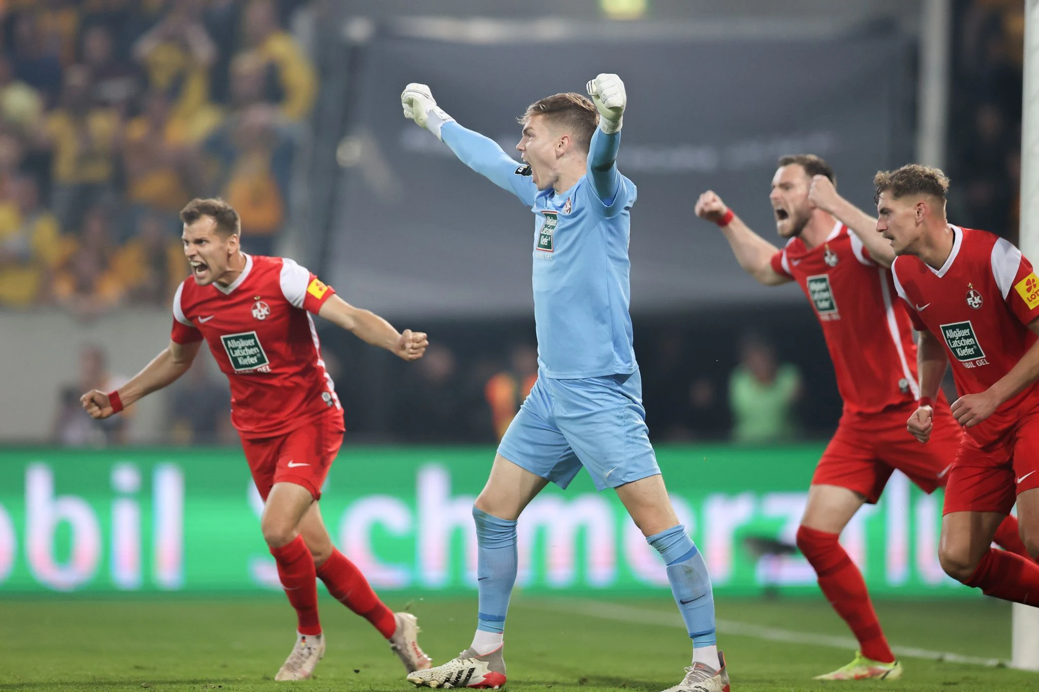 Kaiserslauterns Torwart Matheo Raab (M) jubelt nach dem Treffer zum 1:0.  