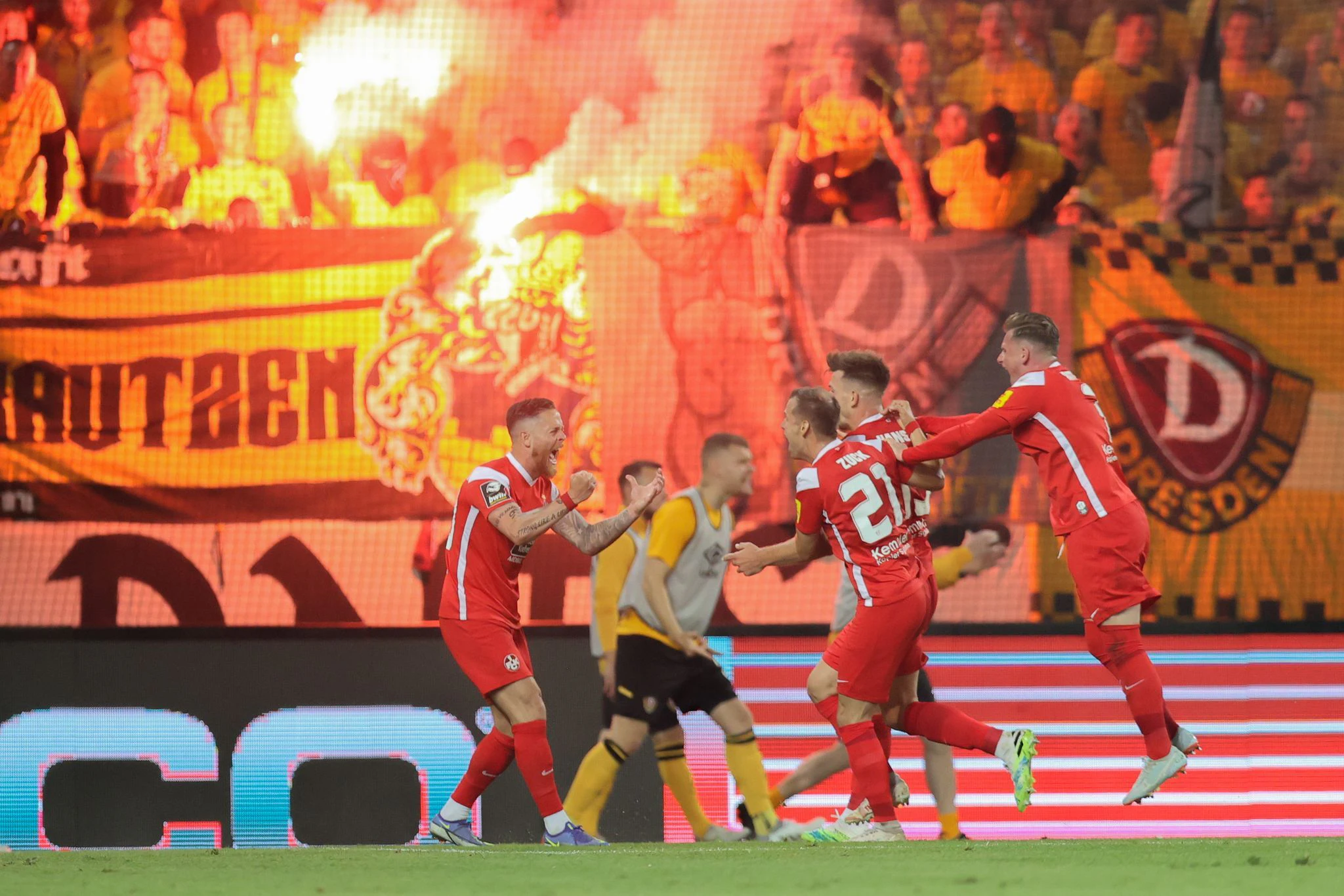 Kaiserslautern schießt sich mit dem 2:0 in Dresden in die 2. Liga.  