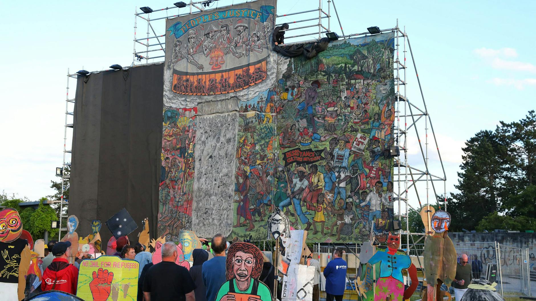 Nach Antisemitismusvorwürfen gegen die Kunstausstellung Documenta fifteen wird eines der gezeigten Werke verhüllt.