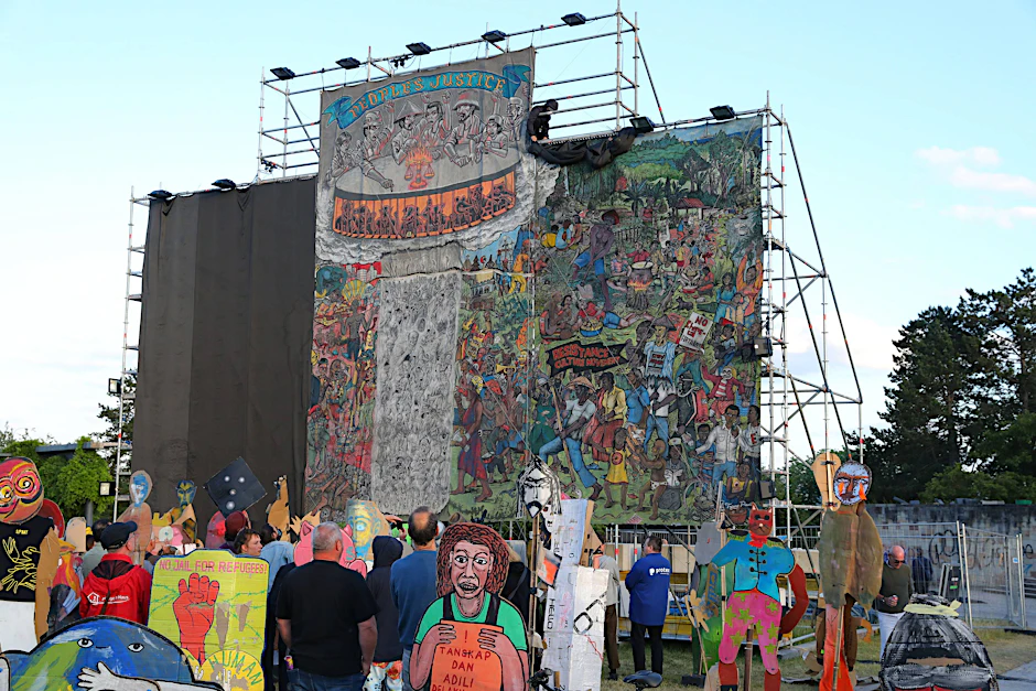Nach Antisemitismusvorwürfen gegen die Kunstausstellung Documenta fifteen wird eines der gezeigten Werke verhüllt.