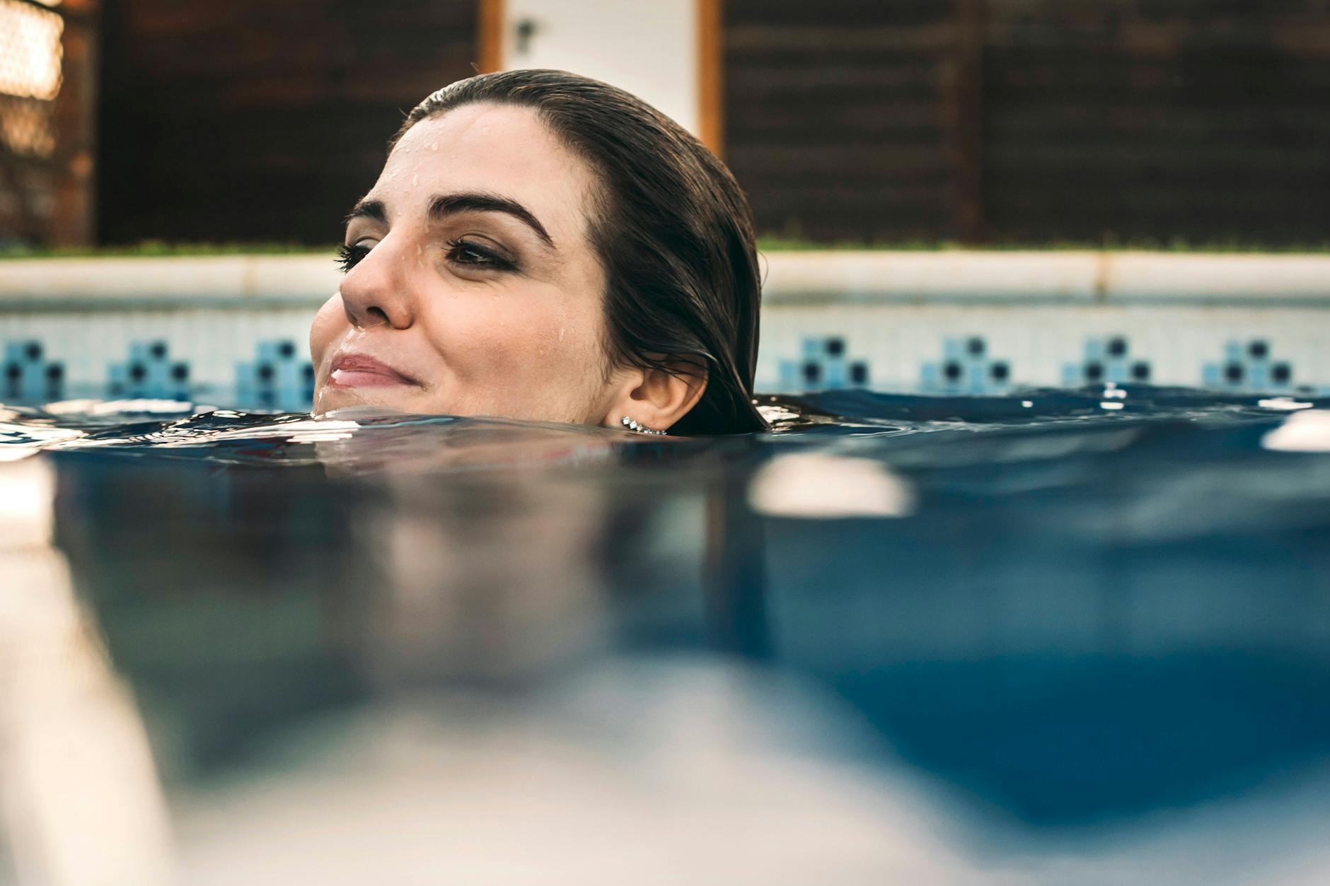 Eine Frau im Schwimmbad