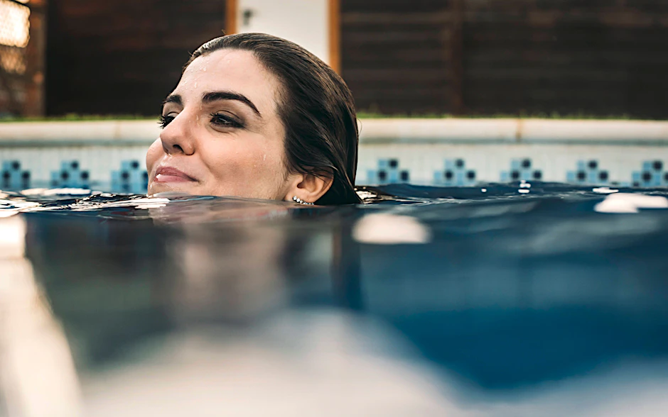 Eine Frau im Schwimmbad