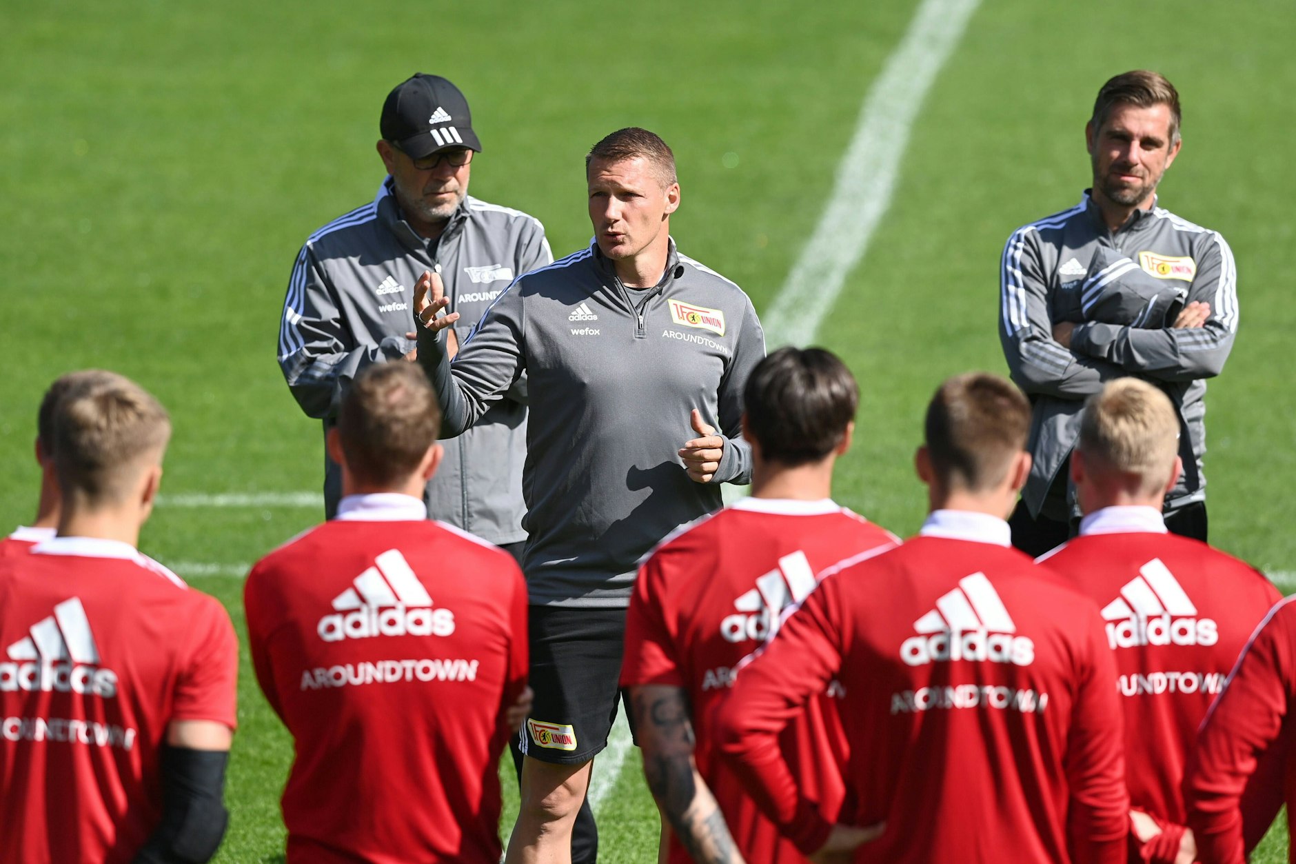 Martin Krüger in seinem Element. Der Fitnesstrainer der Eisernen gibt den Profis des 1. FC Union Anweisungen für die nächsten Übungen. Selbst Chefcoach Urs Fischer und sein Assistent Sebastian Bönig lauschen andächtig.