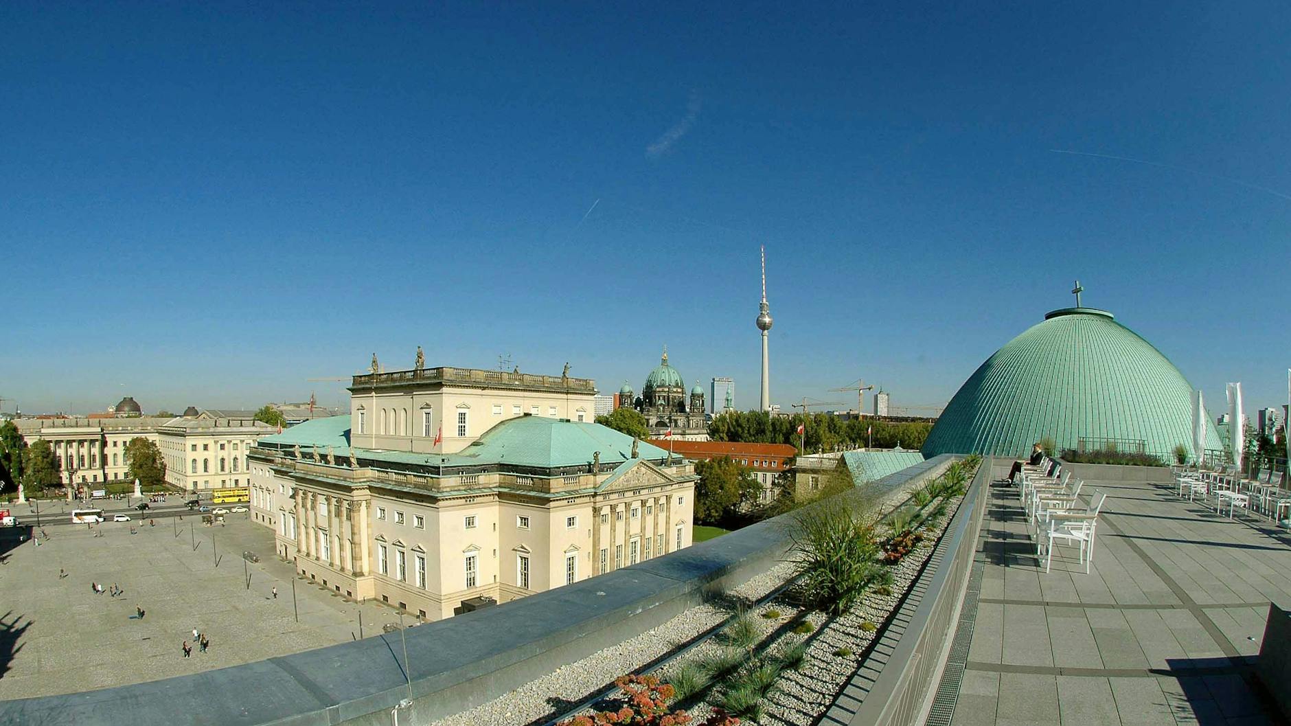 Spektakulär, nicht anders kann man den Ausblick vom Dach des Hotel de Rome über den Bebelplatz bezeichnen.
