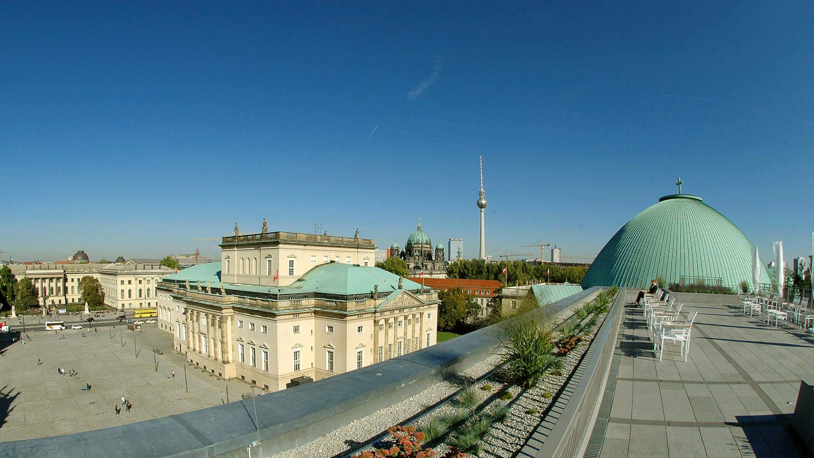 Spektakulär, nicht anders kann man den Ausblick vom Dach des Hotel de Rome über den Bebelplatz bezeichnen.