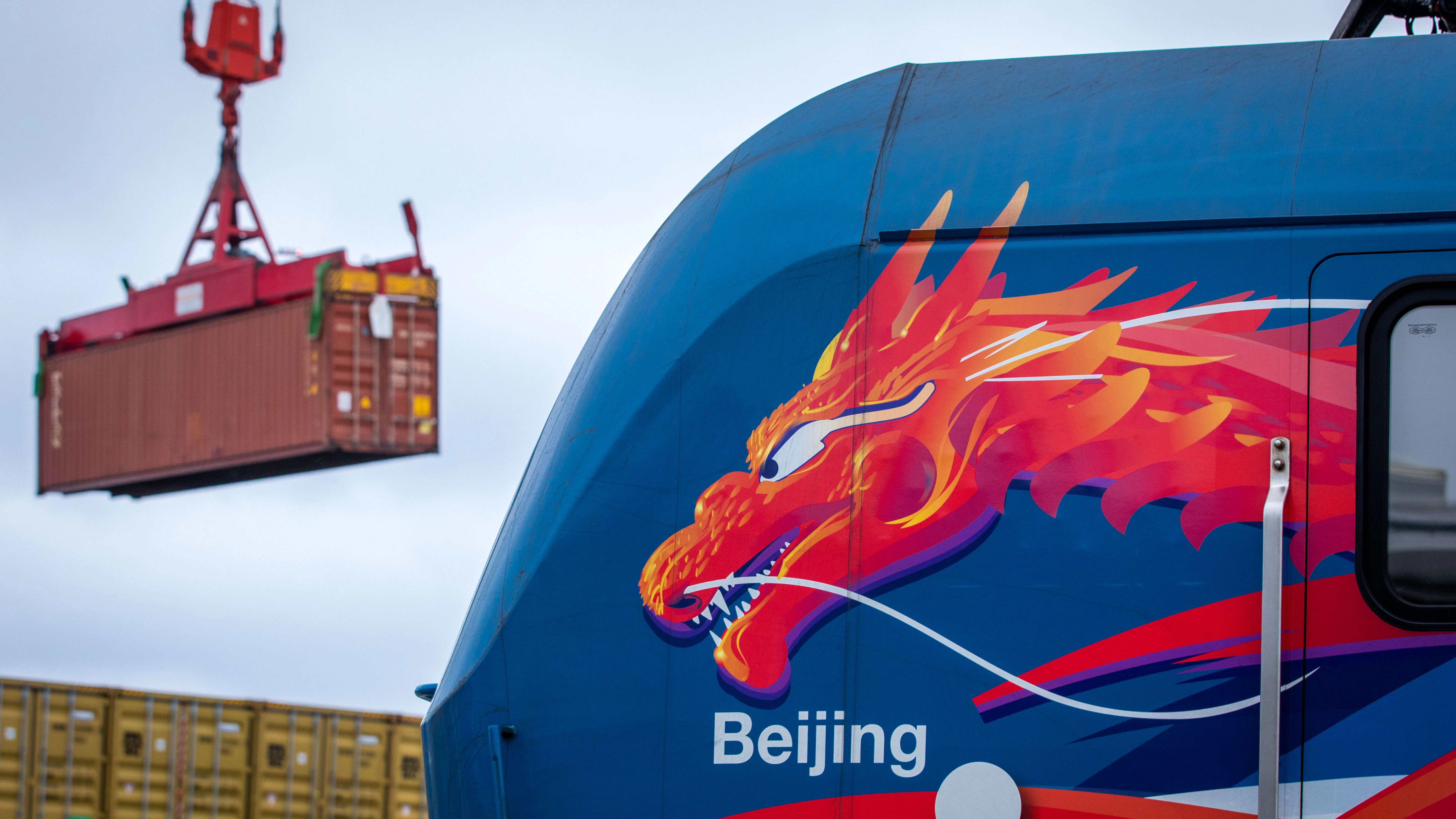 Auch durch Deutschland verläuft die Neue Seidenstraße. Hier sind Container im Hafen Mukran zu sehen.