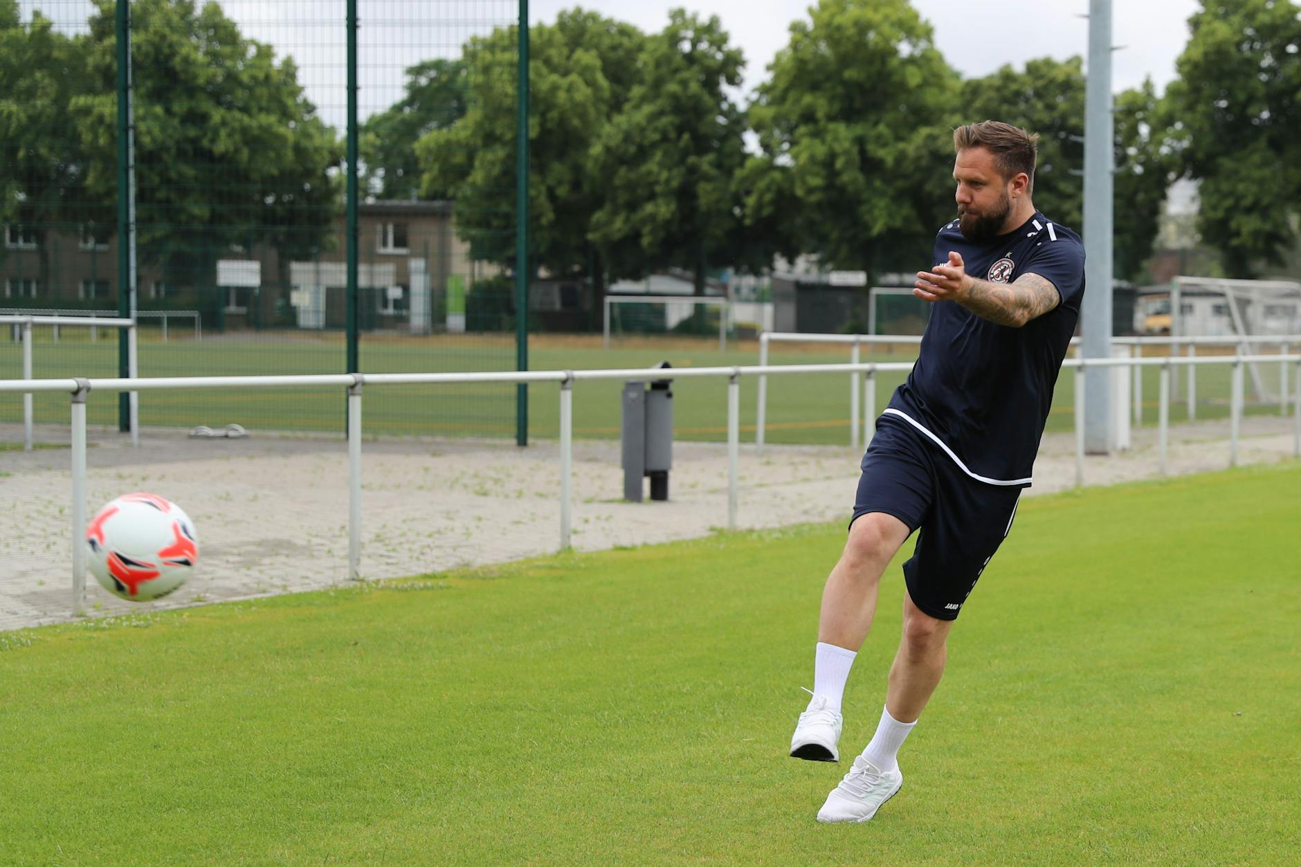 Vorbildliche Schusshaltung! Heiner Backhaus, der neue Cheftrainer des BFC Dynamo, zeigt, dass er noch nicht alles verlernt hat.