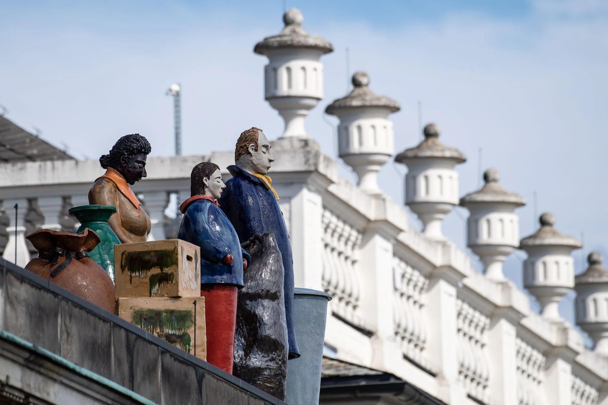 PRODUKTION - "Die Fremden" von Künstler Thomas Schütte von der documenta 9 auf dem Portikus eines Modehauses neben dem Museum Fridericianum.  