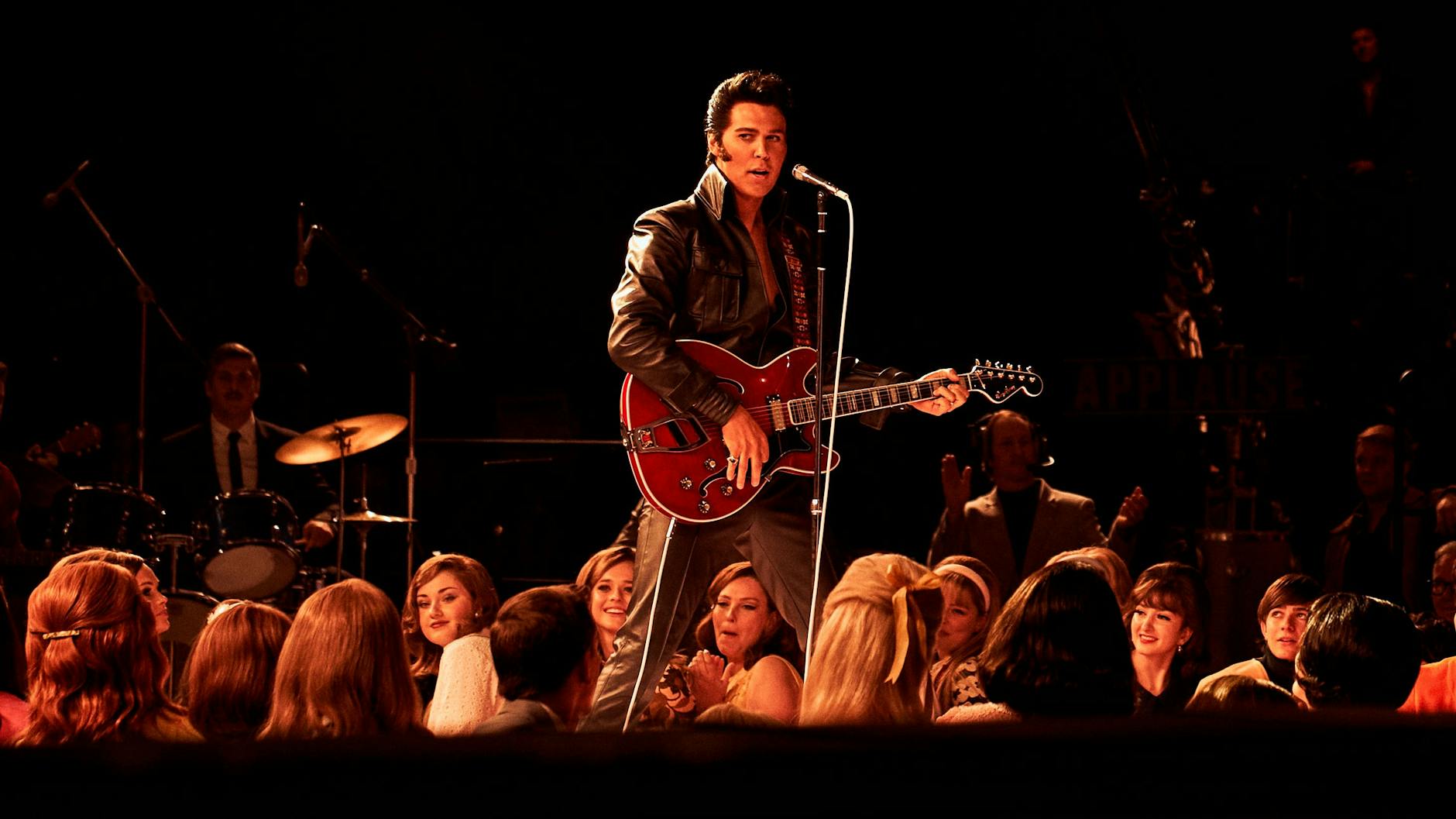 Austin Butler stellt Elvis dar.