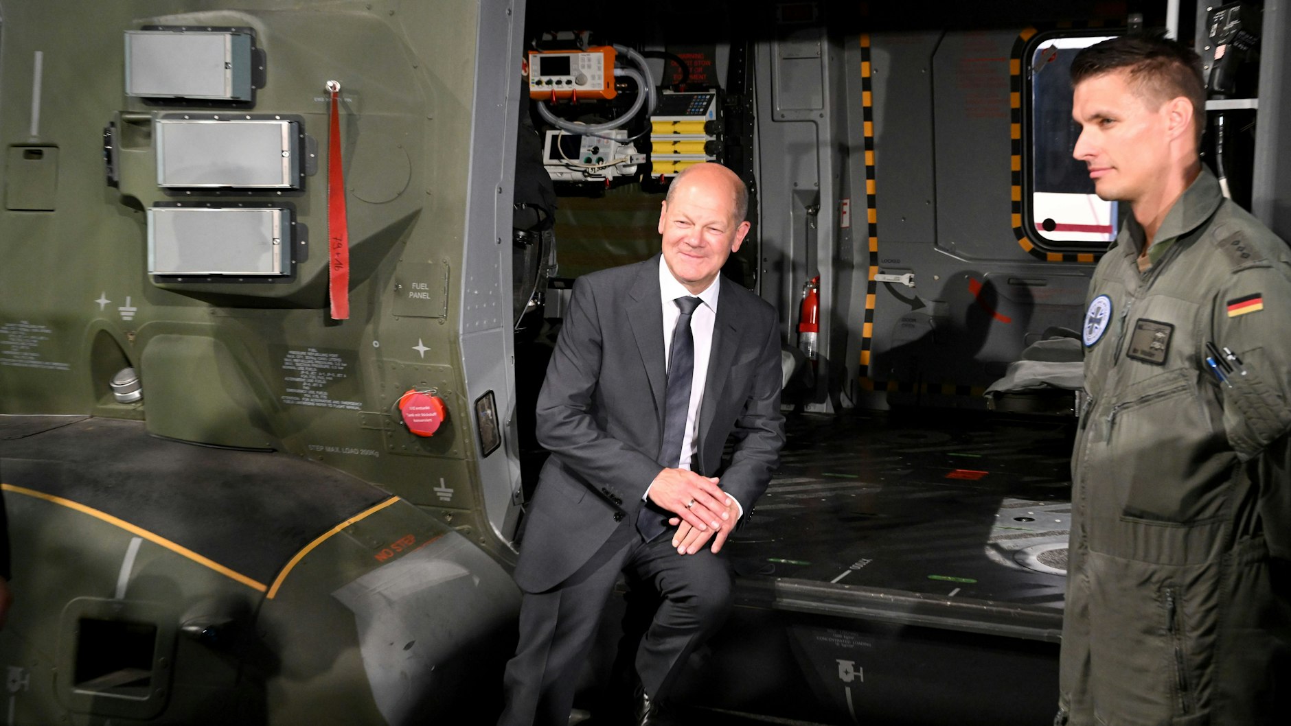 Brandenburg, Schönefeld: Bundeskanzler Olaf Scholz und Pilot Hauptmann Maximilian Walter stehen vor einem militärischen Transporthubschrauber NH90 auf der Internationalen Luft- und Raumfahrtausstellung (ILA) .