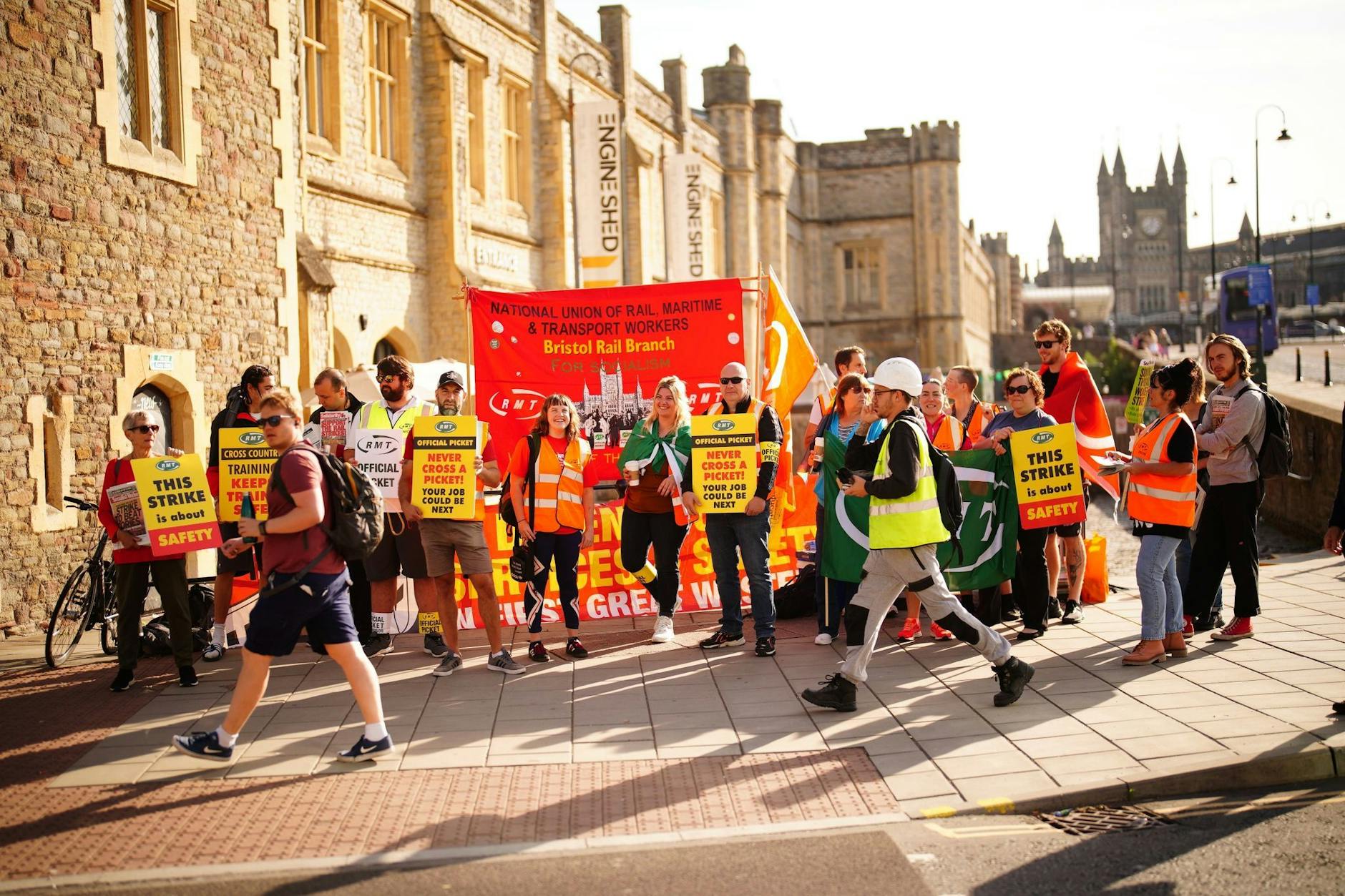 Bahnbeschäftigte stehen mit Fahnen, Transparenten und Plakaten vor dem Bahnhof Bristol Temple Meads, wo Mitglieder der Gewerkschaft Rail, Maritime and Transport (RMT) an einem landesweiten Streik teilnehmen.