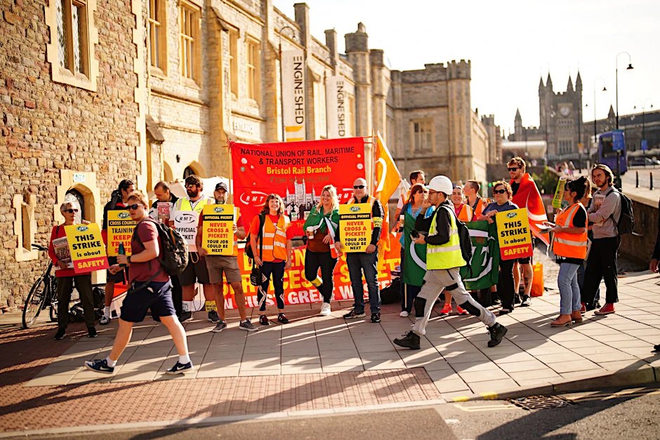 Bahnbeschäftigte stehen mit Fahnen, Transparenten und Plakaten vor dem Bahnhof Bristol Temple Meads, wo Mitglieder der Gewerkschaft Rail, Maritime and Transport (RMT) an einem landesweiten Streik teilnehmen.  