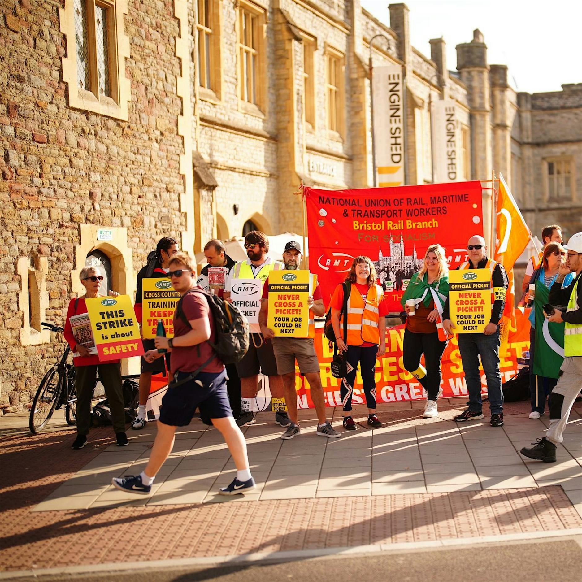 Größter britischer Bahnstreik seit rund 30 Jahren begonnen