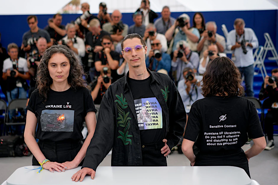 Darya Bassel (l), Maksym Nakonechnyi (M) und Yelizaveta Smith (r) auf dem roten Teppich in Cannes.  