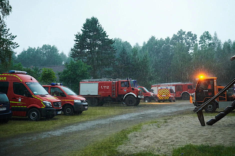 Starker Regen hat im Kampf gegen zwei große Waldbrände in Brandenburg am frühen Montagmorgen für Entlastung gesorgt.  