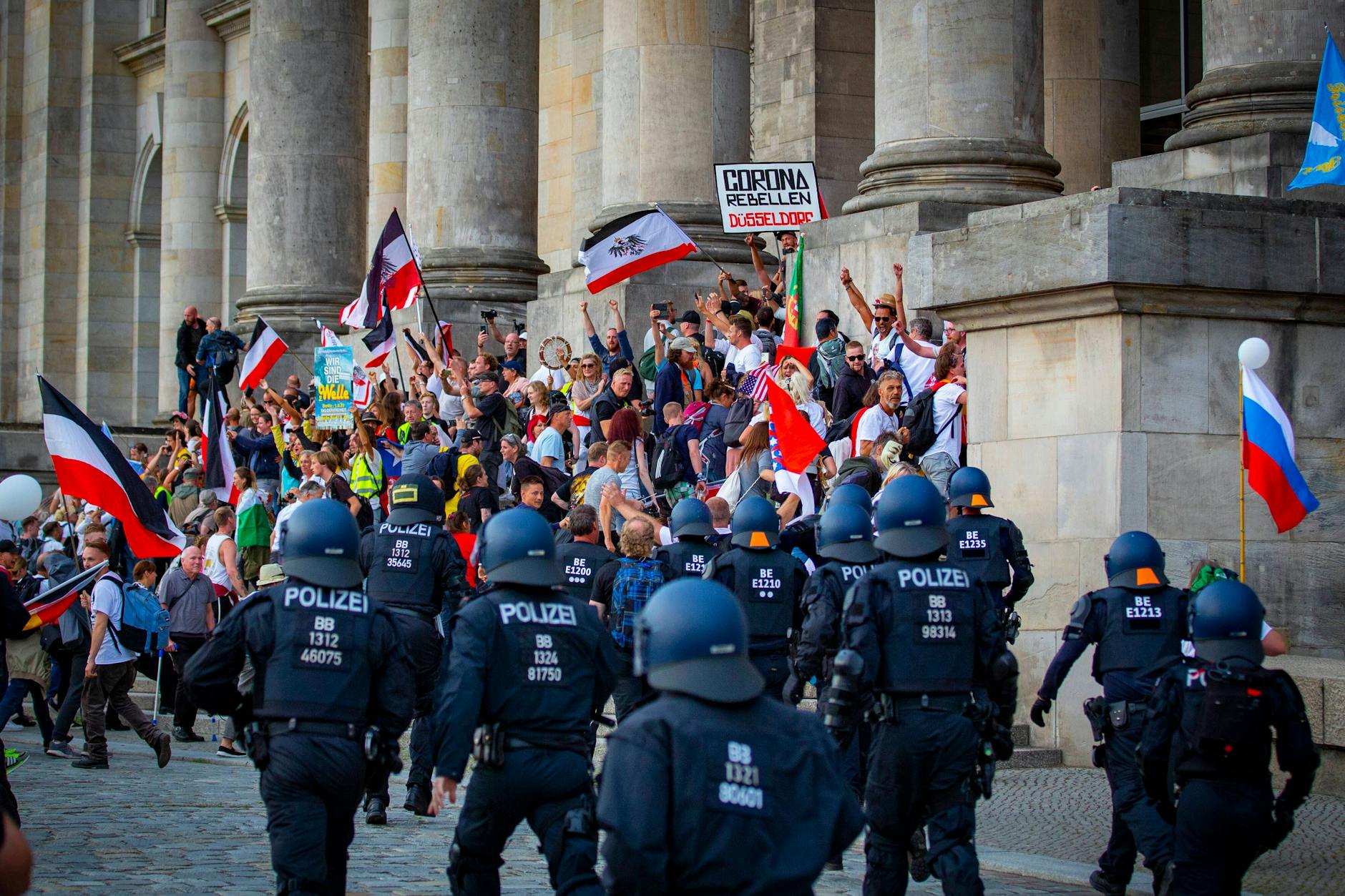 29. August 2020: Polizisten rennen zu der Treppe vor dem Reichstag. 