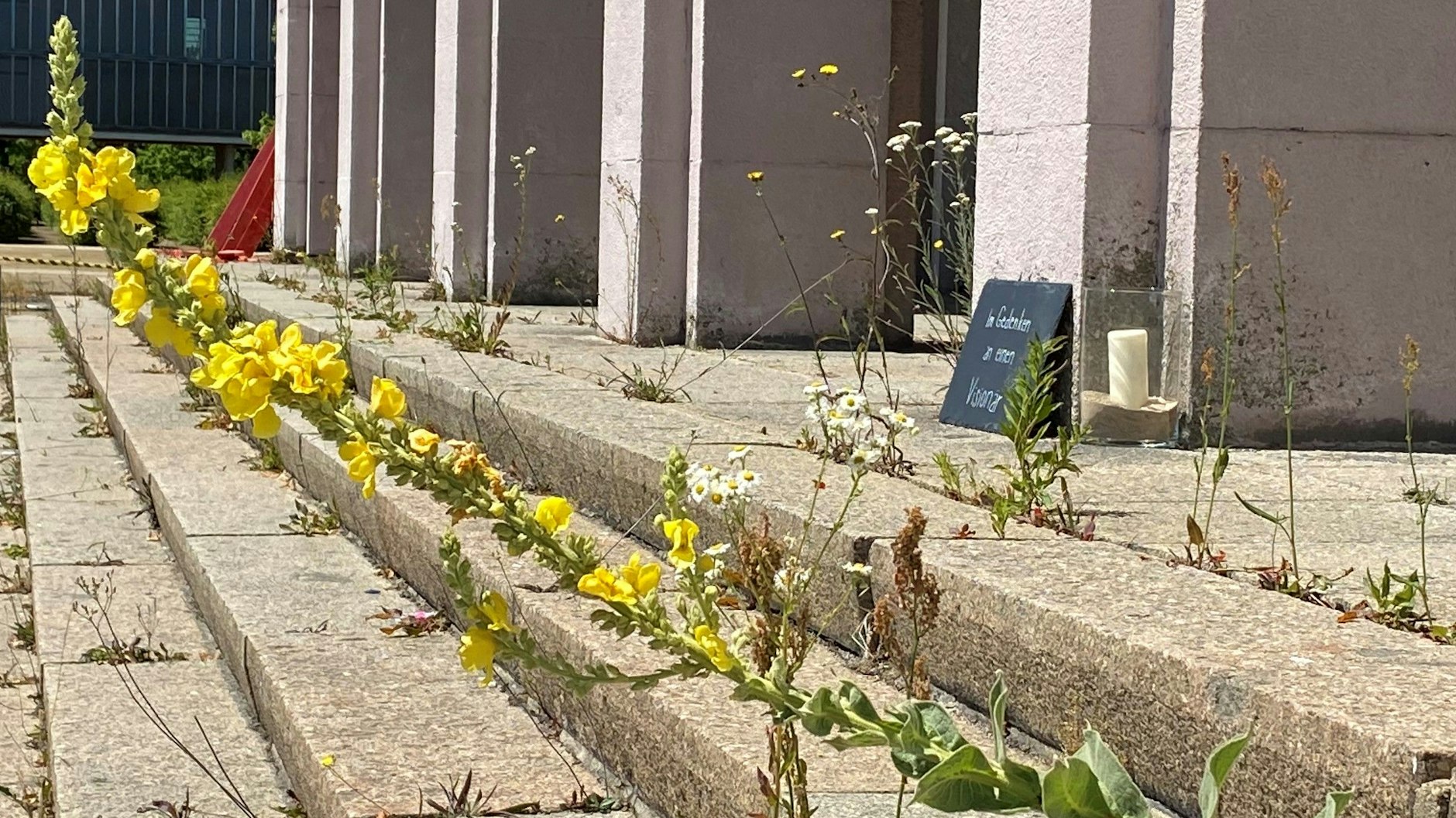 Die improvisierte Gedenkplatte für den am 20. Juni bei einem Autounfall gestorbenen Bitterfelder Unternehmer Matthias Goßler auf den Stufen seines Kulturpalastes.