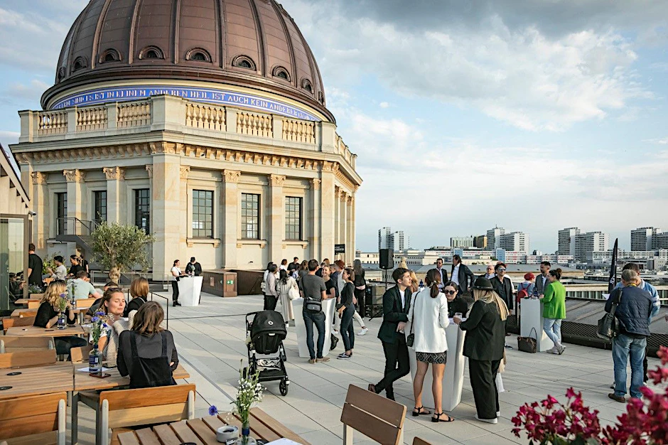 Mehr Berlin geht nicht: Von der Baret-Terrasse aus kann man den Fernsehturm fast anfassen.