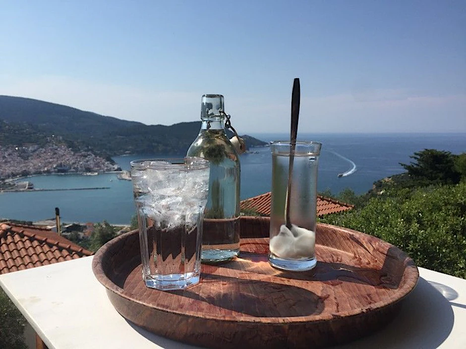 Griechenland:&nbsp;Das erfrischende griechische Sommergetränk Mastix. Es handelt sich dabei um eine zähe Paste aus Zucker, Vanille und dem Harz des Mastixbaums, der ausschließlich auf der Insel Chios wächst.