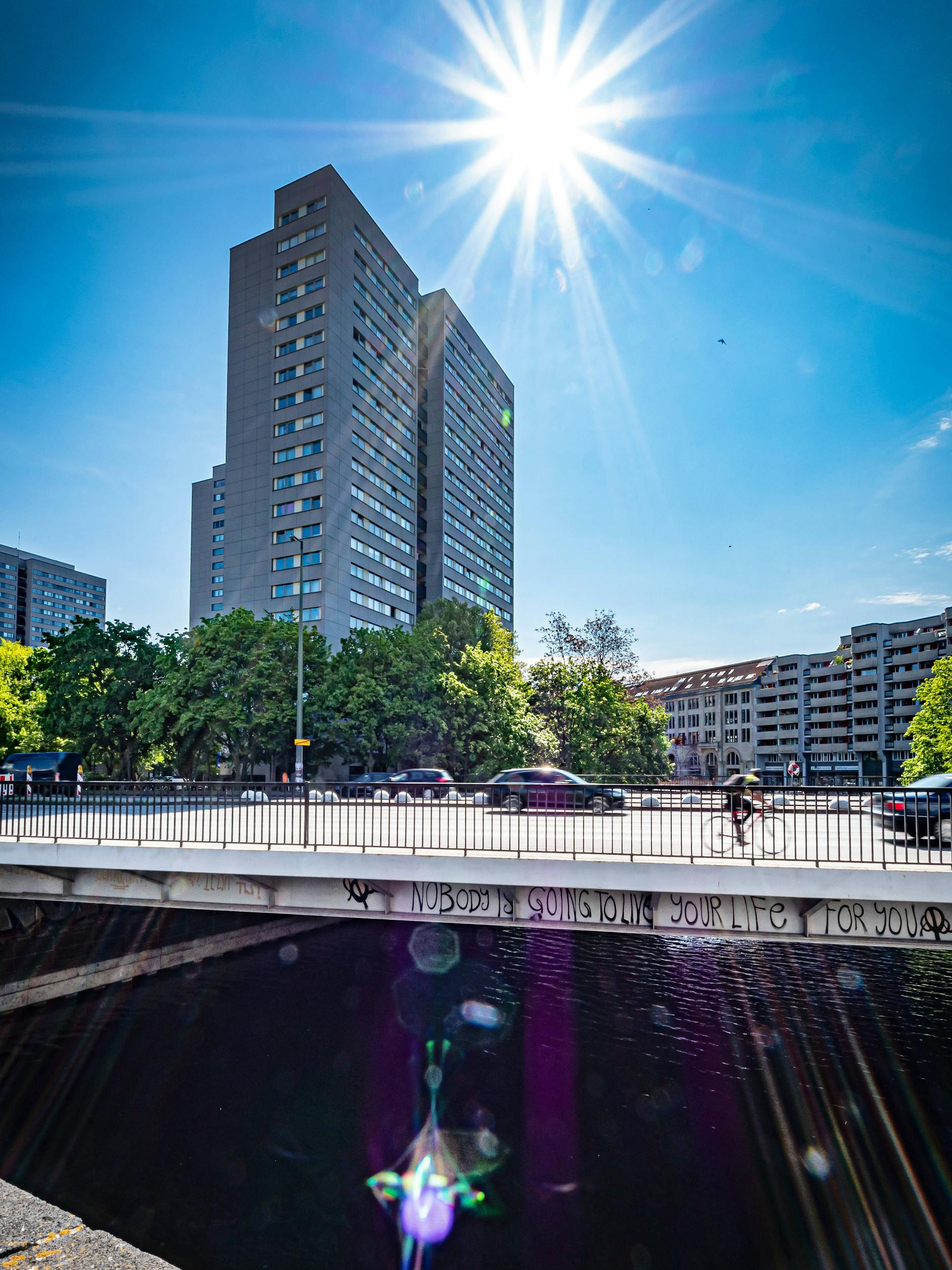 Die Neue Gertraudenbrücke in Mitte, hier vor der Kulisse der Fischerinsel, hat derzeit drei Fahrstreifen für Autos und eine Busspur pro Richtung. Von 2028 an soll es für Autos nur noch zwei Fahrspuren pro Richtung geben.