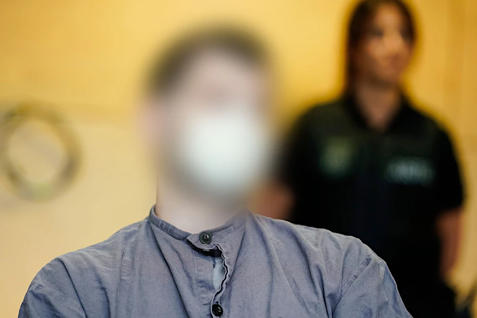 Der 39-jährige Hauptangeklagte sitzt im Verhandlungssaal des Landgerichts Kaiserslautern.   - ACHTUNG: Person(en) wurde(n) aus rechtlichen Gründen gepixelt