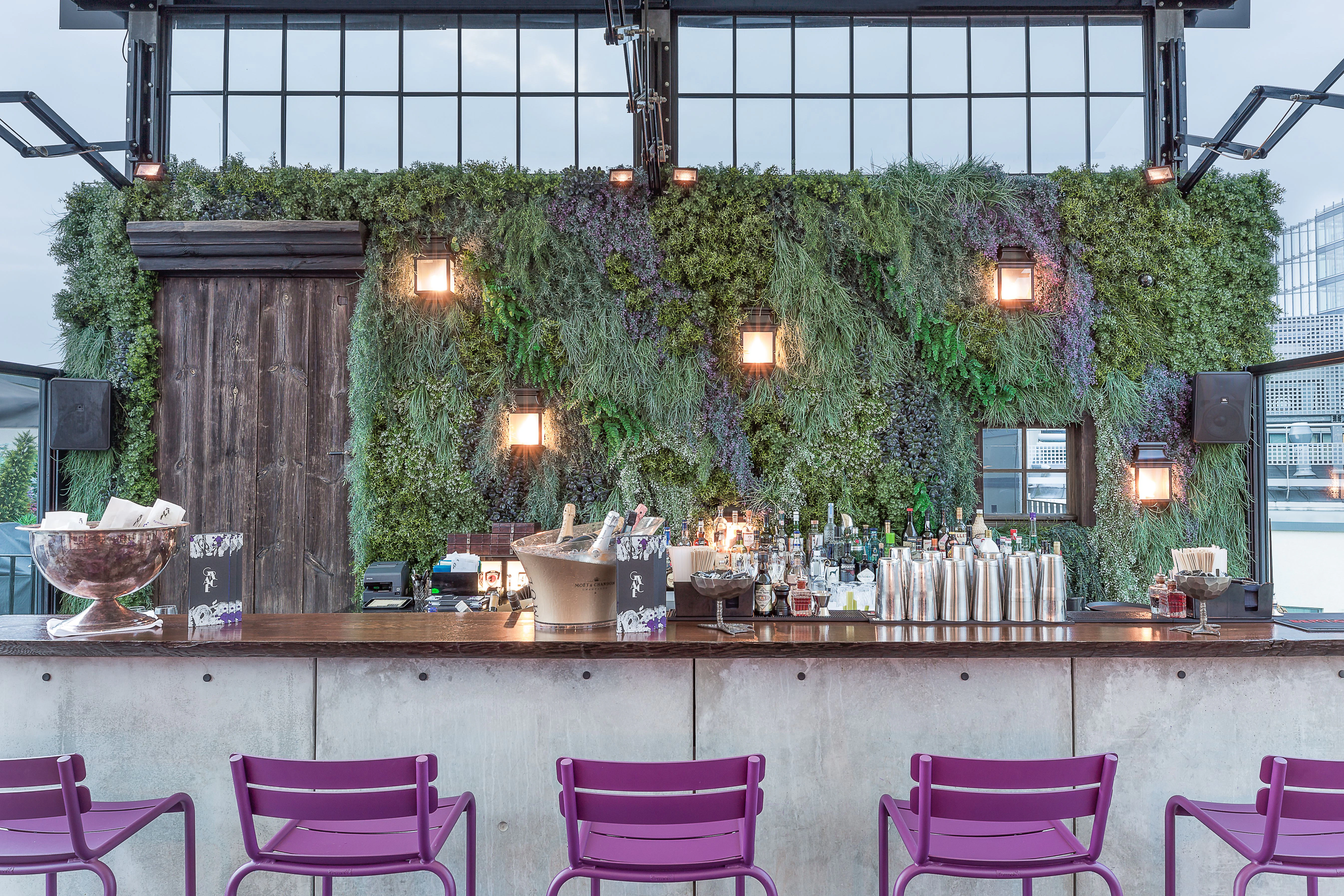 Hier schmeckt’s: Die Dachterrasse und ihre Bar werden vom hoteleigenen Restaurant Grace bespielt.