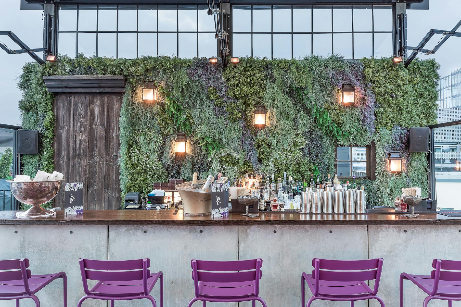 Hier schmeckt’s: Die Dachterrasse und ihre Bar werden vom hoteleigenen Restaurant Grace bespielt.