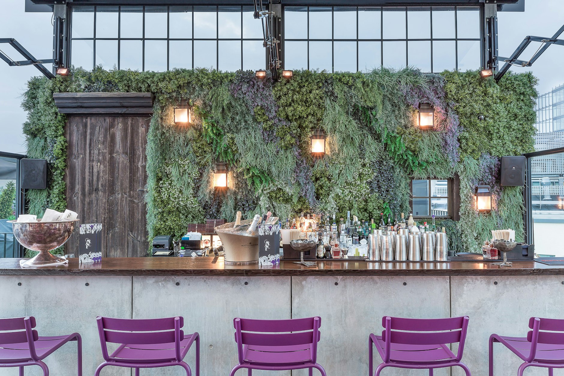 Hier schmeckt’s: Die Dachterrasse und ihre Bar werden vom hoteleigenen Restaurant Grace bespielt.