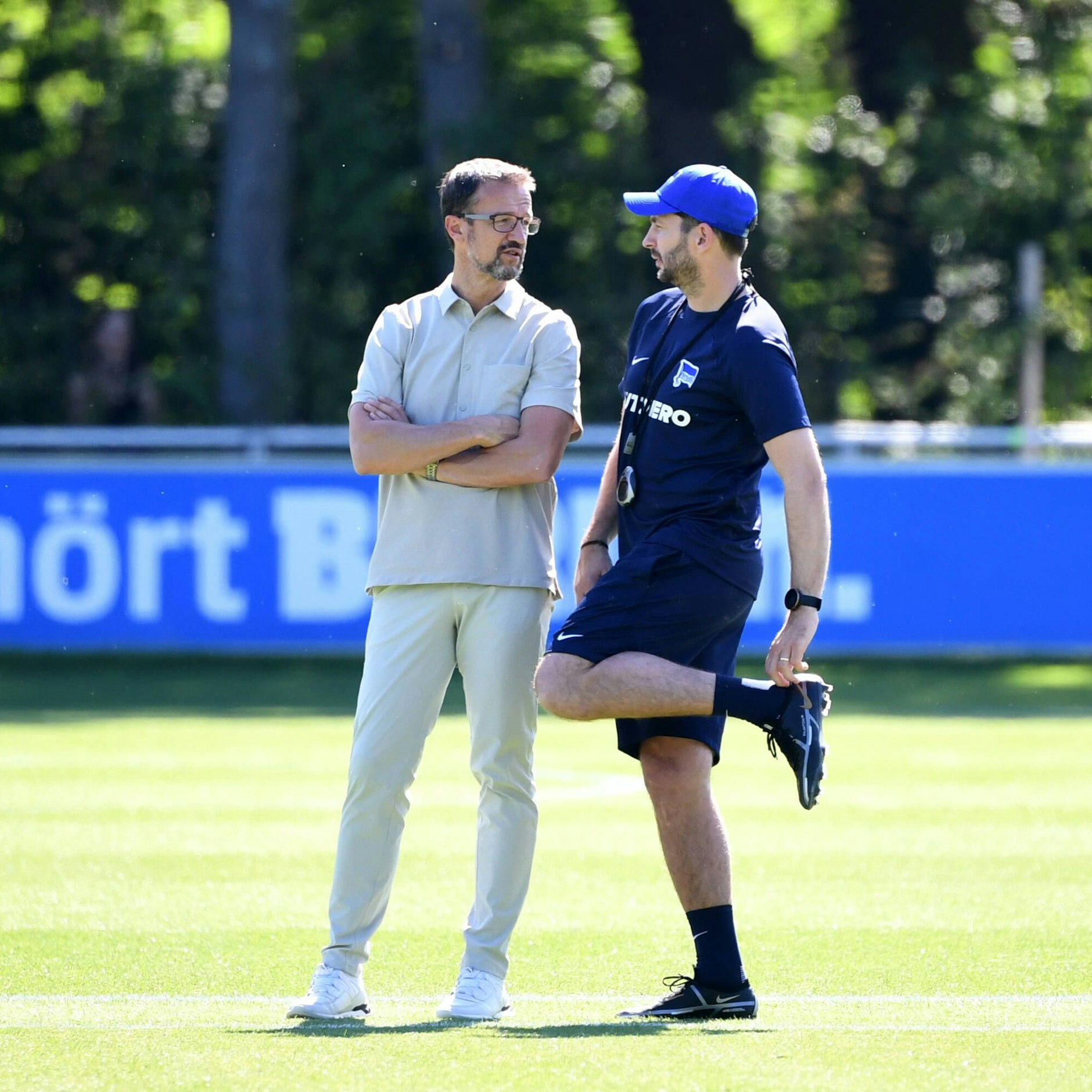 Herthas Manager Fredi Bobic und Trainer Sandro Schwarz im Gespräch auf dem Schenckendorffplatz.