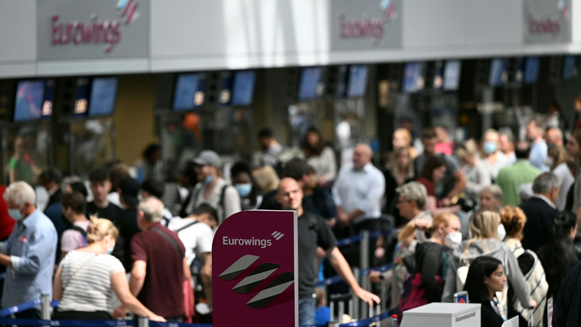Urlauber müssen sich auf Chaos am Flughafen einstellen (Symbolbild).