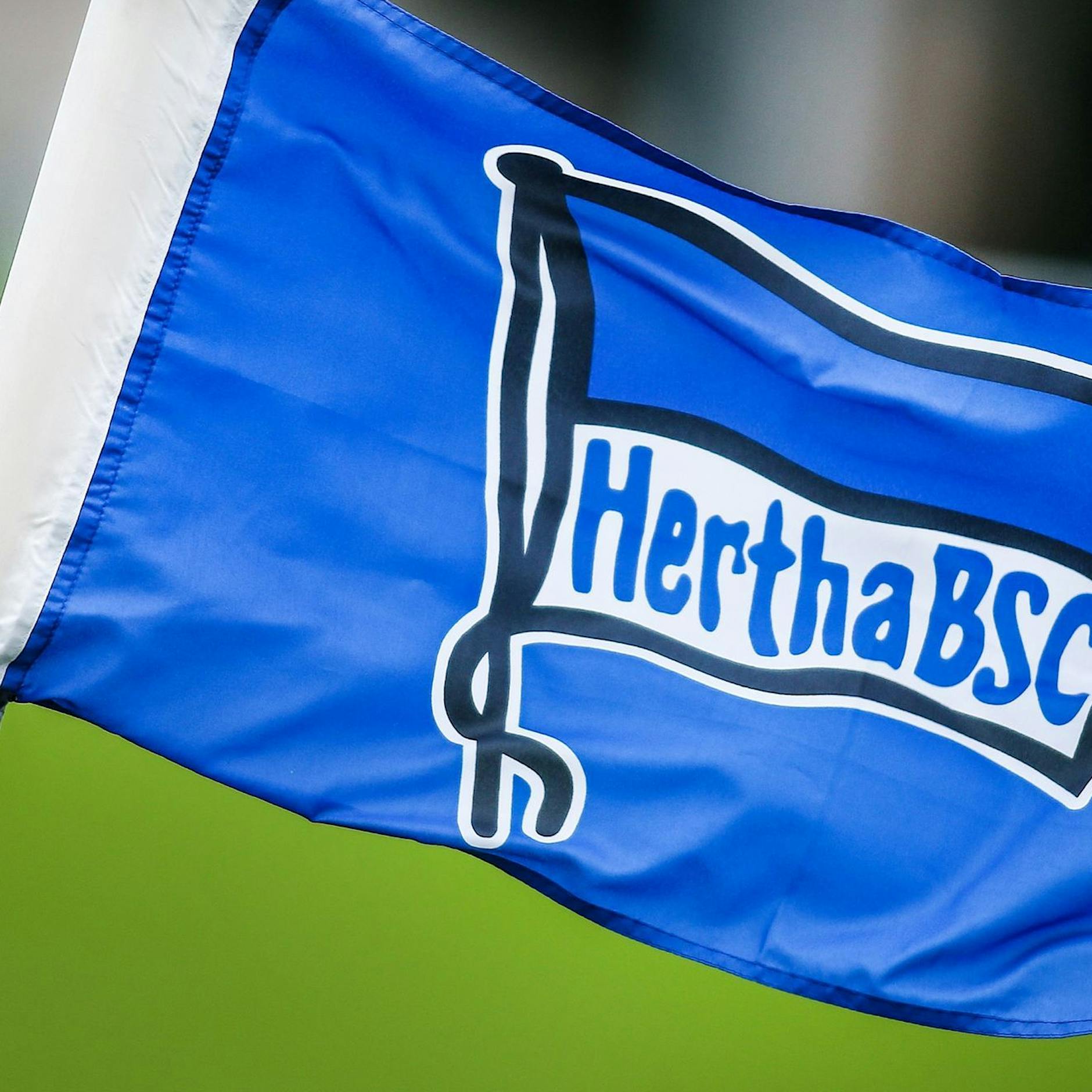Hertha-Fan stirbt in Klinik: Der 55-Jährige wurde nach dem Relegationsspiel gegen den HSV von einem Unbekannten mit der Faust attackiert. Der Angreifer war nach der Attacke geflüchtet