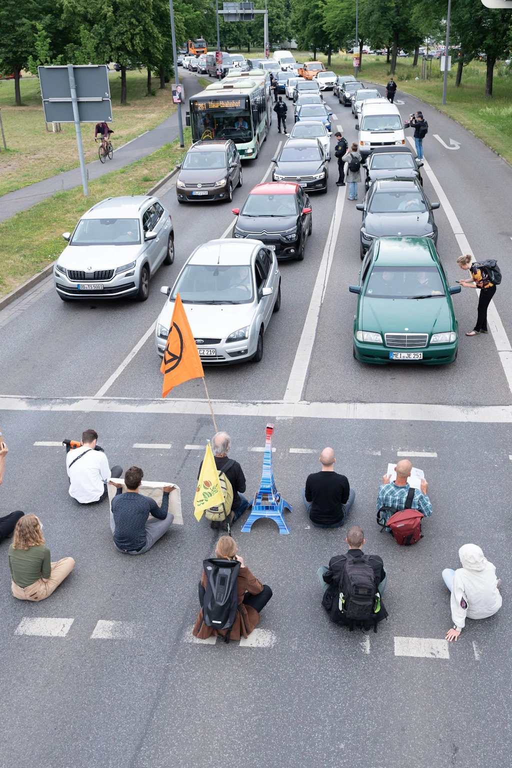 Klimaschützer blockieren zahlreiche Autobahnausfahrten