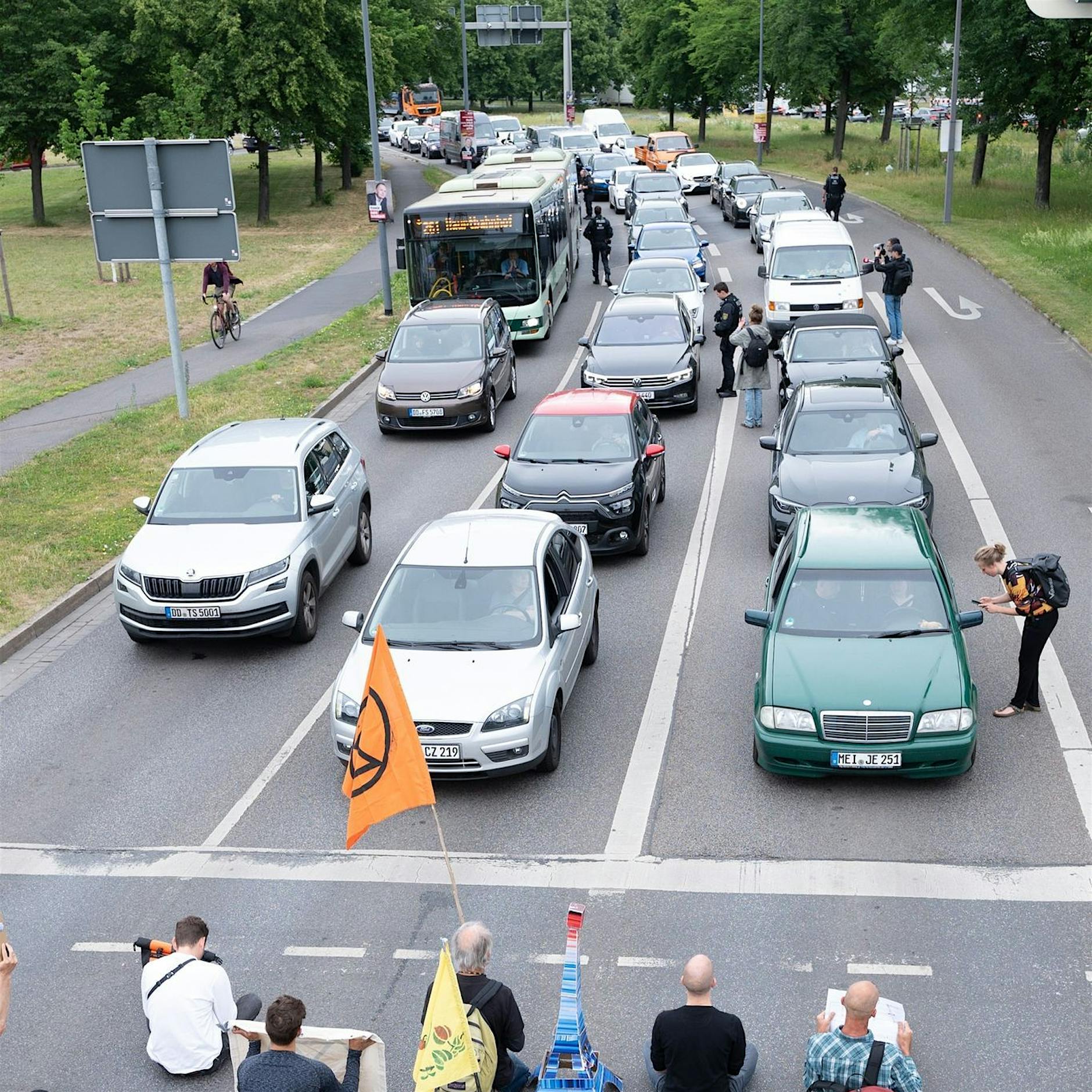 Klimaschützer blockieren zahlreiche Autobahnausfahrten