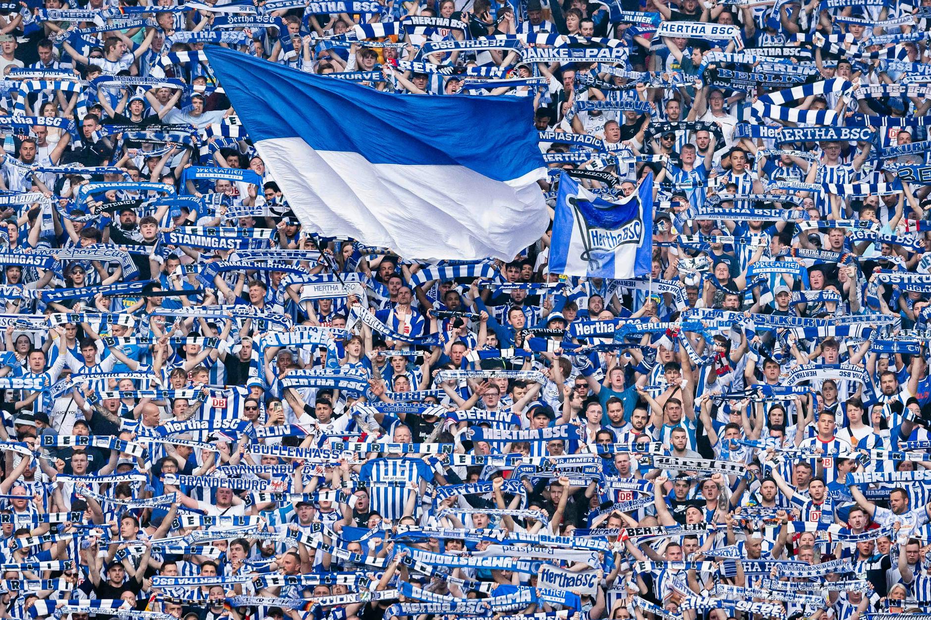 Hertha-BSC-Fans während des Relegation-Hinspiels zwischen Hertha BSC und dem Hamburger SV am 19.05.2022 in Berlin.