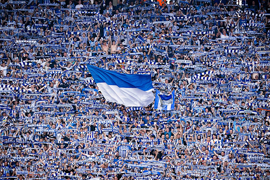 Hertha-BSC-Fans während des Relegation-Hinspiels zwischen Hertha BSC und dem Hamburger SV am 19.05.2022 in Berlin.