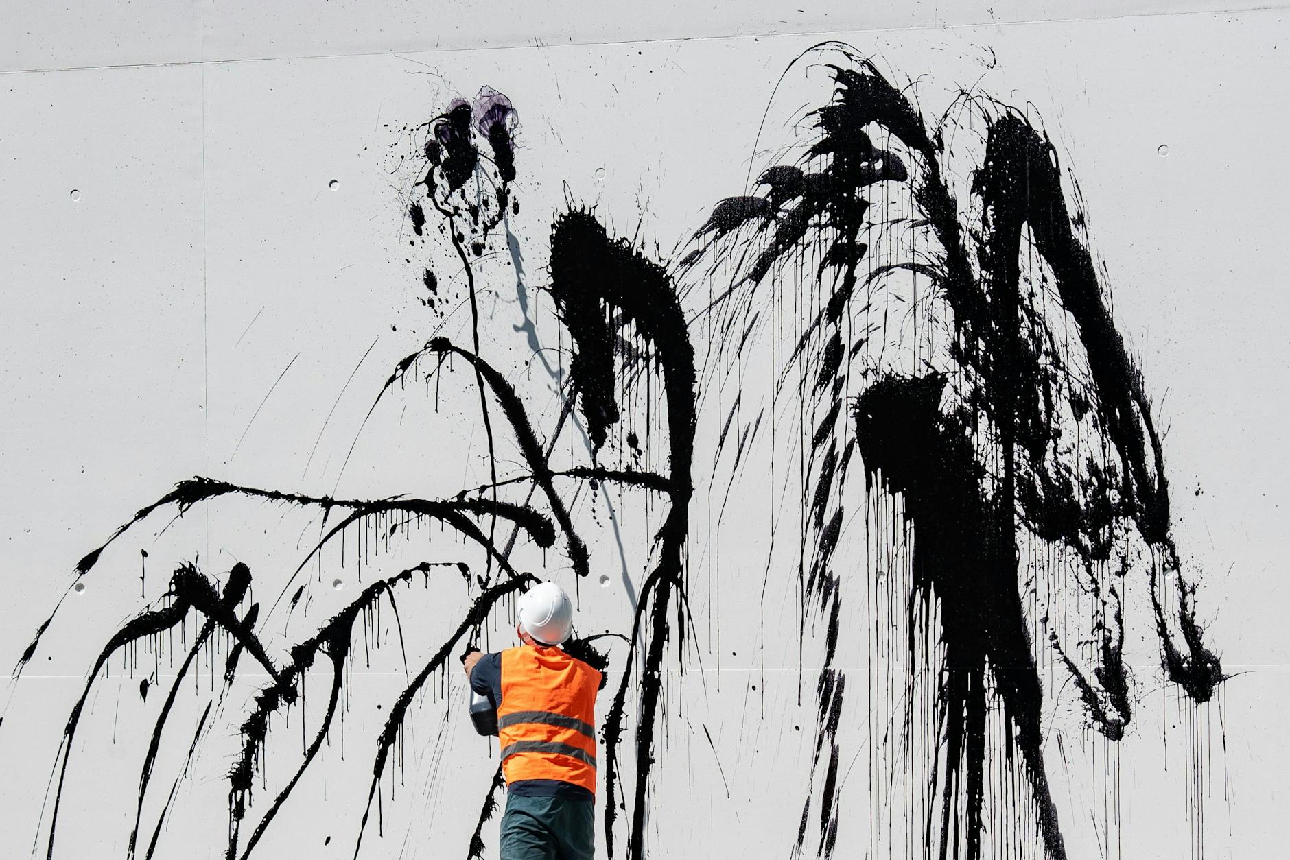 Das ist doch abwaschbar: Kunst gegen Klimawandel am Kanzleramt.