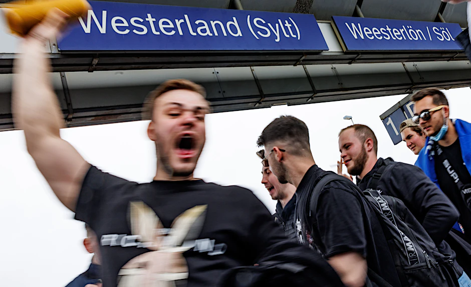 Sylt: 9-Euro-Reisende feiern auf dem Bahnhof von Westerland ihre Ankunft.