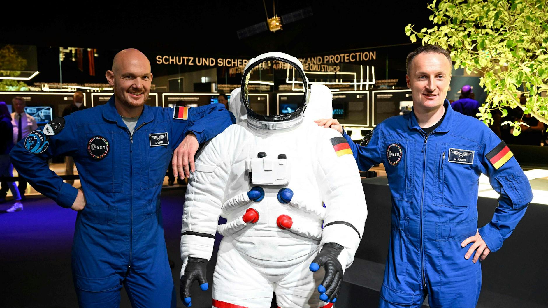 Auch das gibt es auf der ILA in Schönefeld zu sehen: Die Astronauten Alexander Gerst (l.) and Matthias Maurer mit einem neuen Raumanzug.