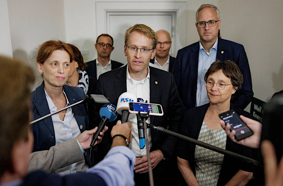 Schulministerin Karin Prien, Ministerpräsident Daniel Günter (beide CDU) und Finanzministerin Monika Heinold (Bündnis90/Die Grünen) stehen Journalisten Rede und Antwort.  