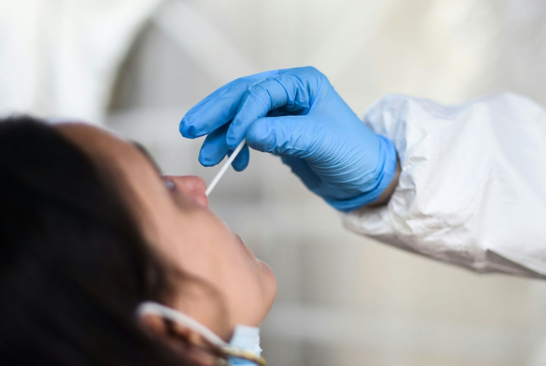 ARCHIV - Der Staat finanziert viele Corona-Tests.  