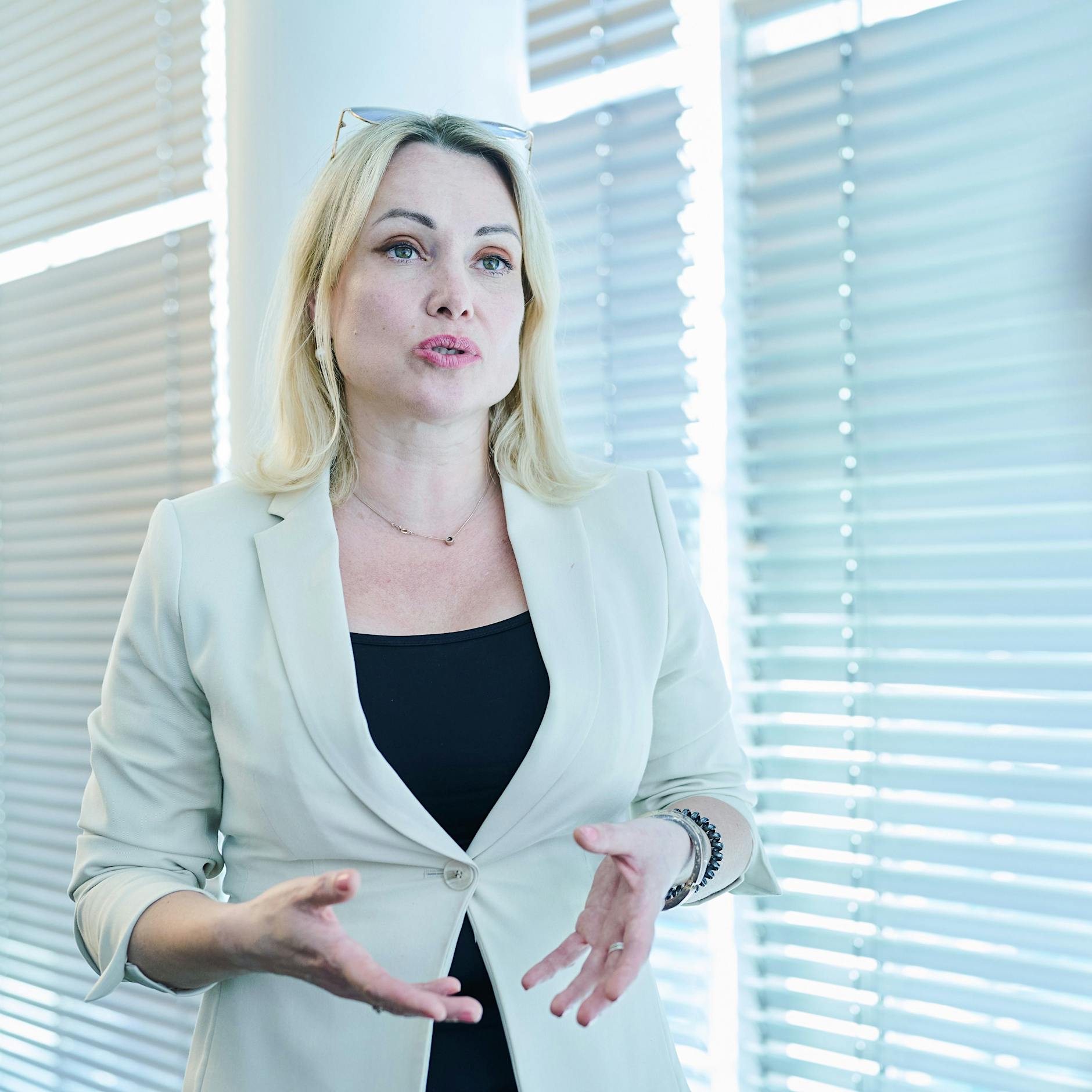 „In Russland werde ich sofort inhaftiert“ – wird die mutige Reporterin Marina Owsjannikowa ihre beiden Kinder jemals wiedersehen?