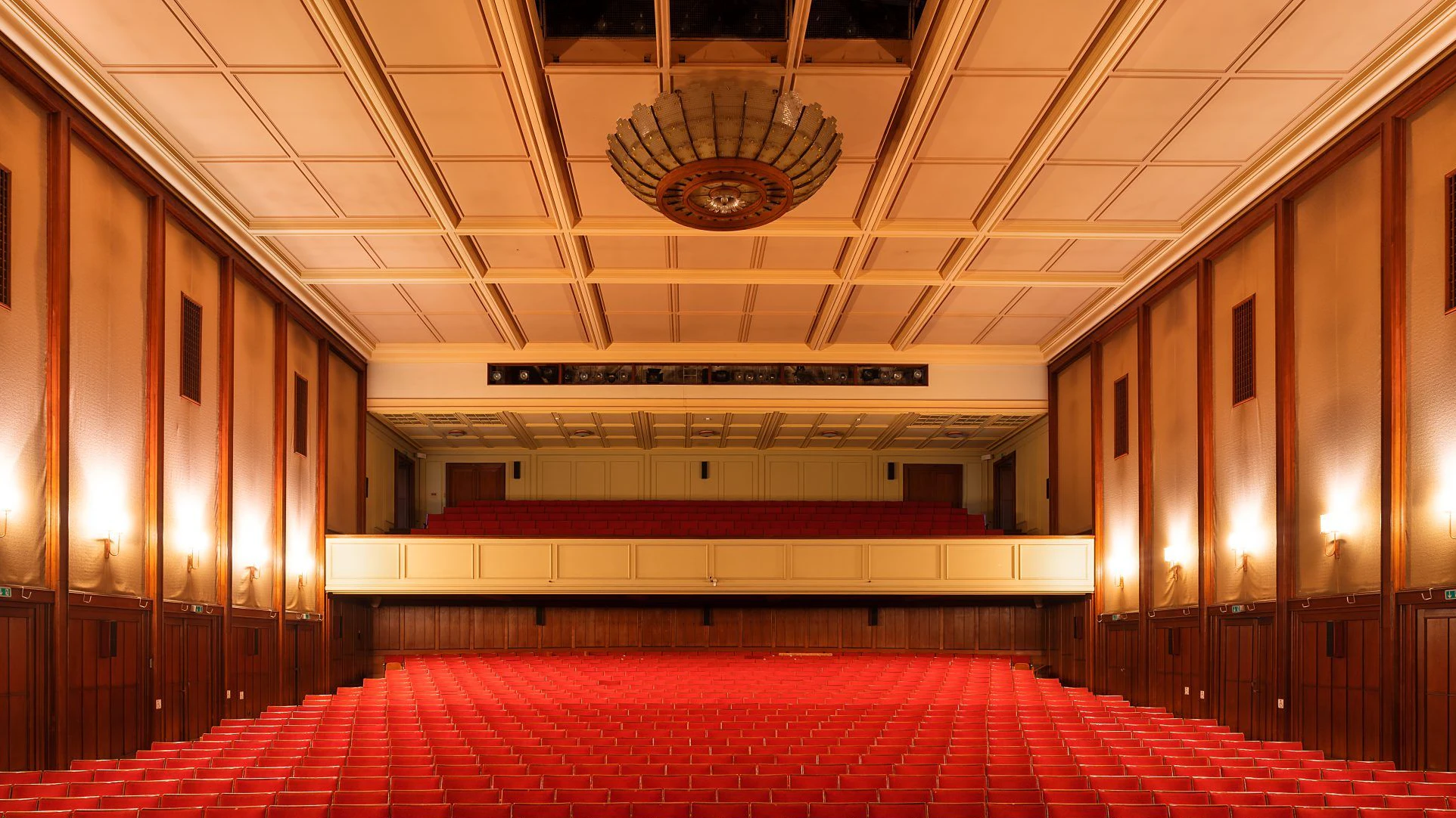 Zuschauersaal mit 1200 Plätzen