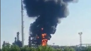 In dem vom Medienprojekt Nexta verbreiteten Video ist die brennende Ölraffinerie zu sehen.