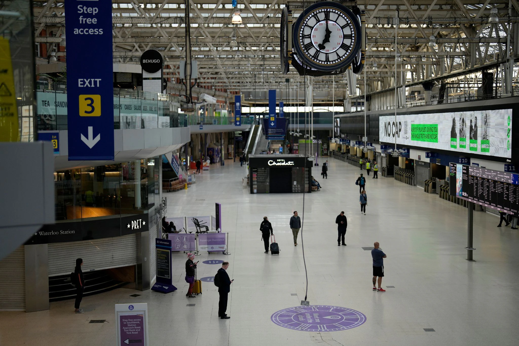 Wenige Menschen stehen am Waterloo-Bahnhof während eines landesweiten Streiks.  