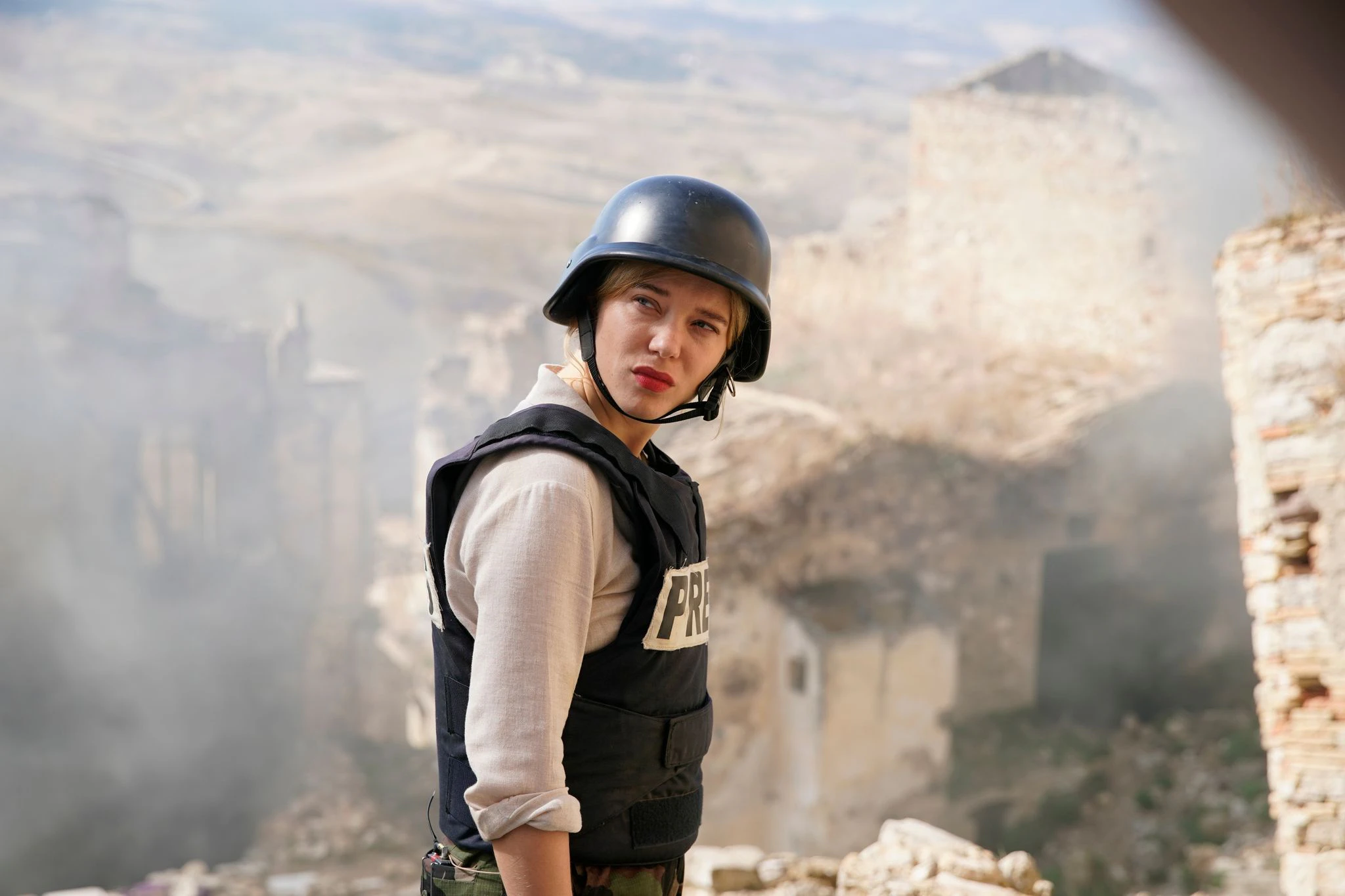 HANDOUT - Léa Seydoux in einer Szene des Films "France".  ilmDistribution/dpa - ACHTUNG: Nur zur redaktionellen Verwendung 08.06.2027 im Zusammenhang mit einer Berichterstattung über den Film und nur mit vollständiger Nennung des vorstehenden Credits